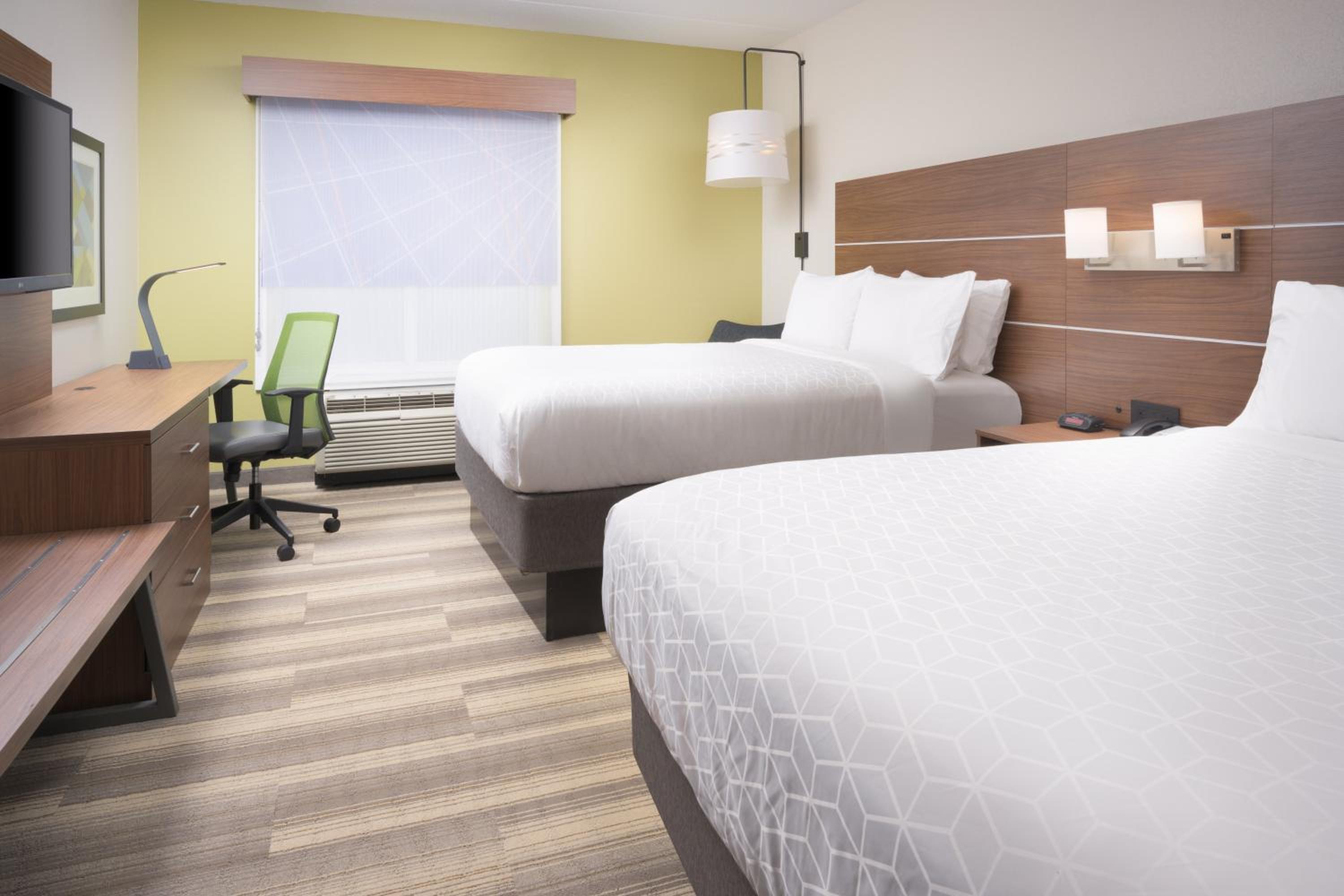 Standard Queen Room with Two Queen Beds and Tub - Mobility/Communications Accessible - Photo 3