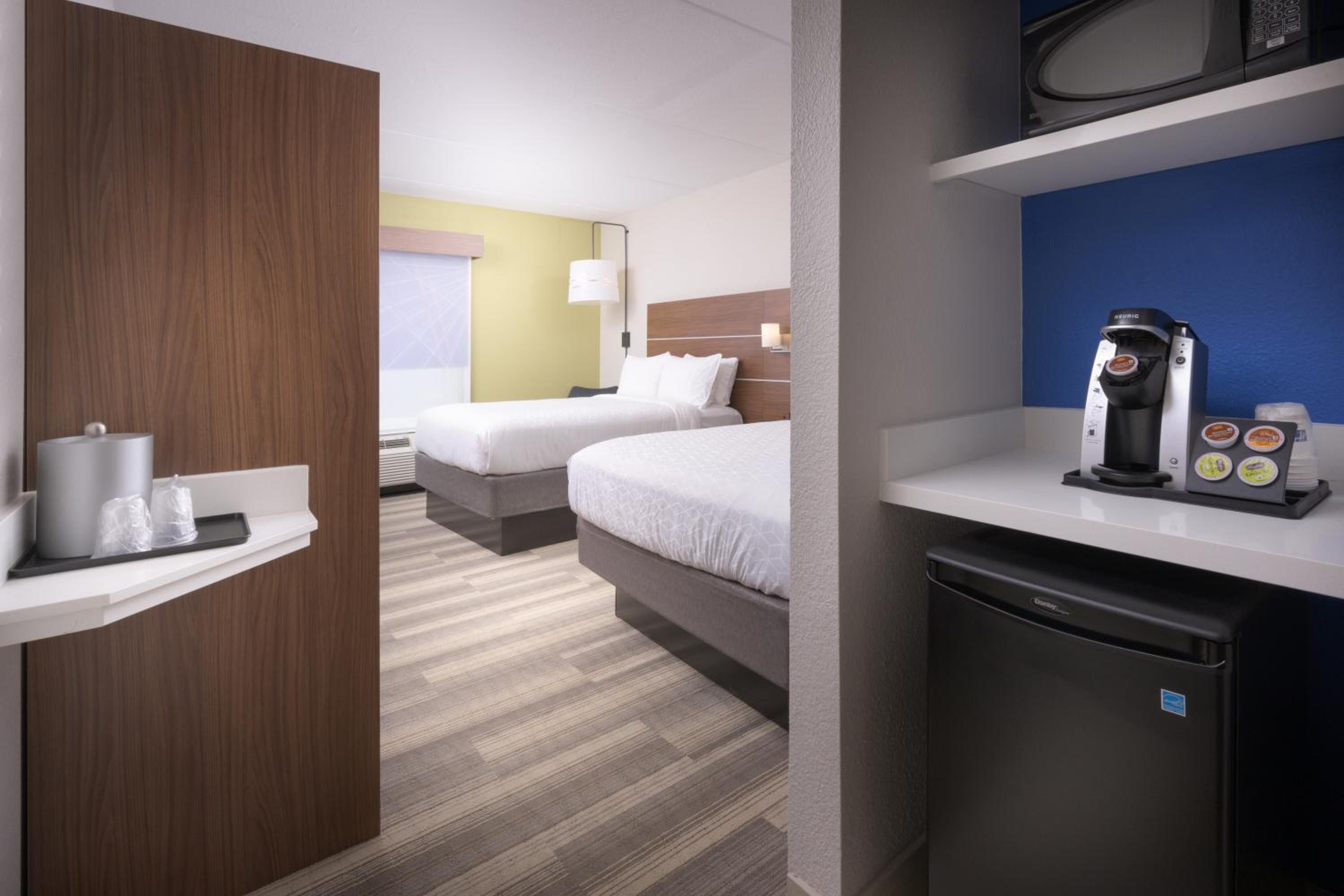 Standard Queen Room with Two Queen Beds and Tub - Mobility/Communications Accessible - Photo 4