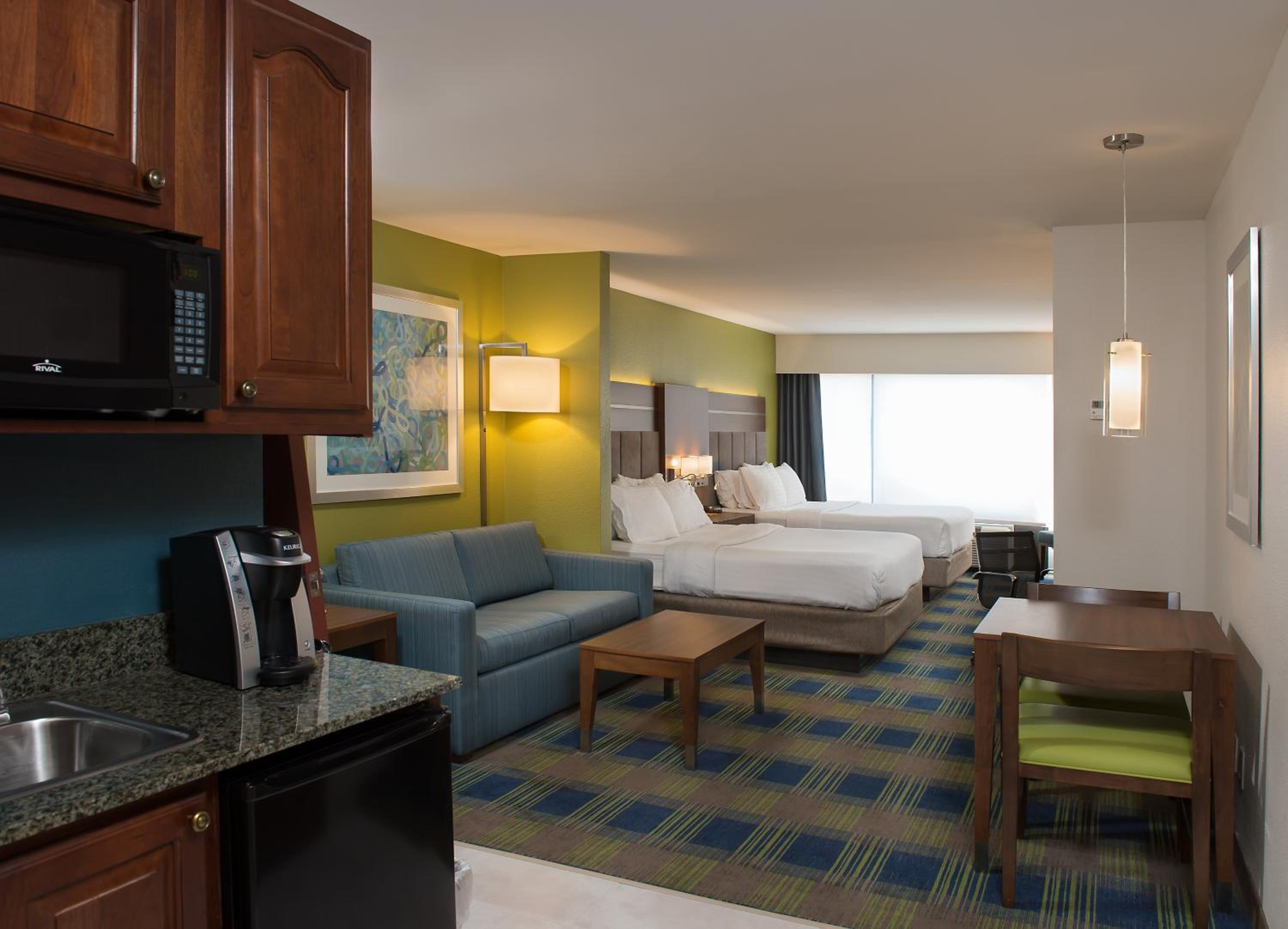 Suite with Two Queen Beds - Photo 4