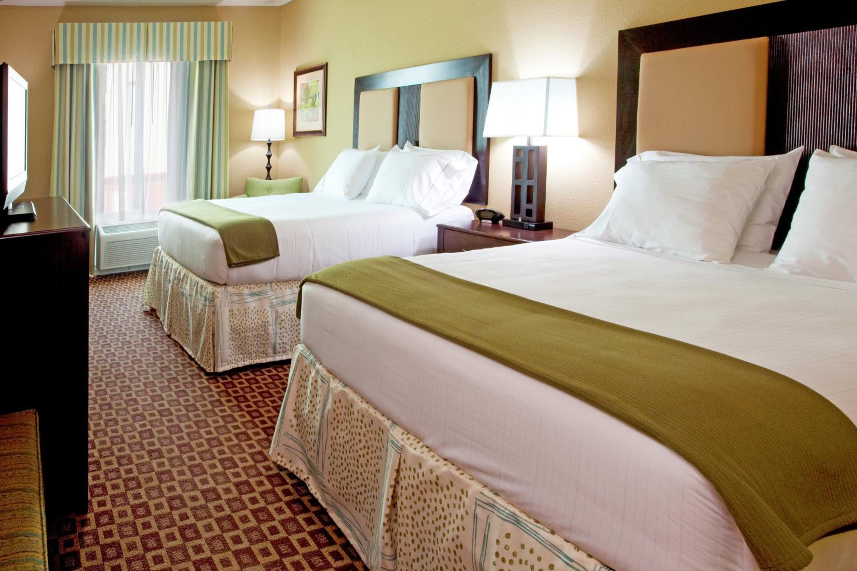 Standard Room with Two Queen Beds - Photo 1