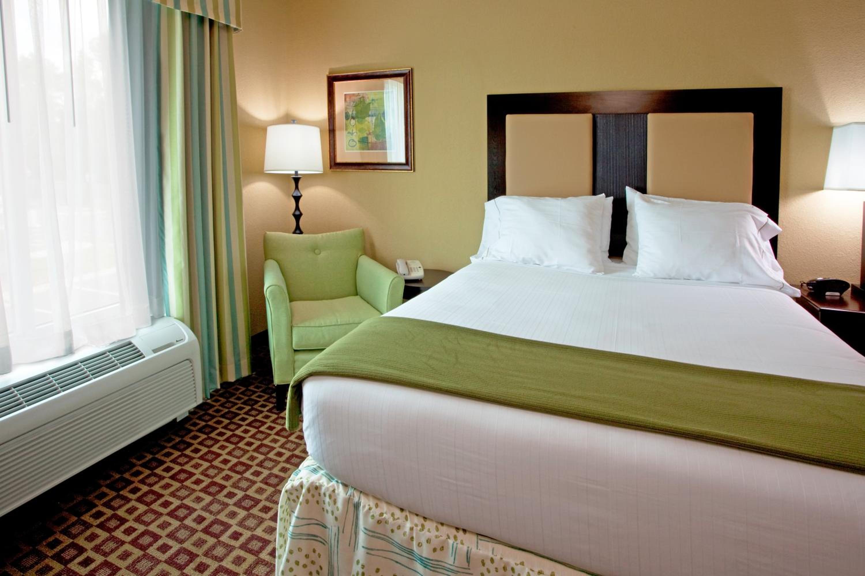 Standard Room with Two Queen Beds - Photo 2