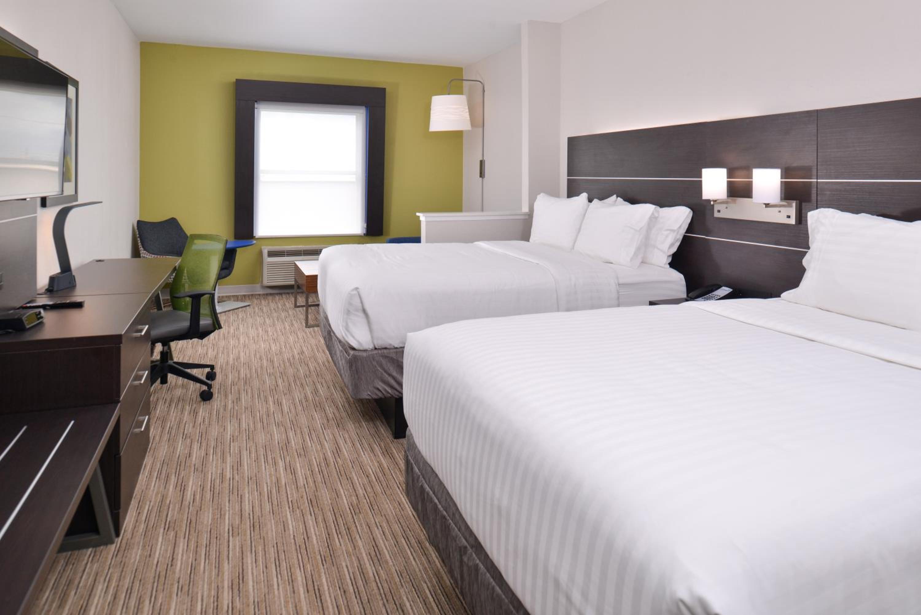 Standard Queen Room with Two Queen Beds - Photo 3