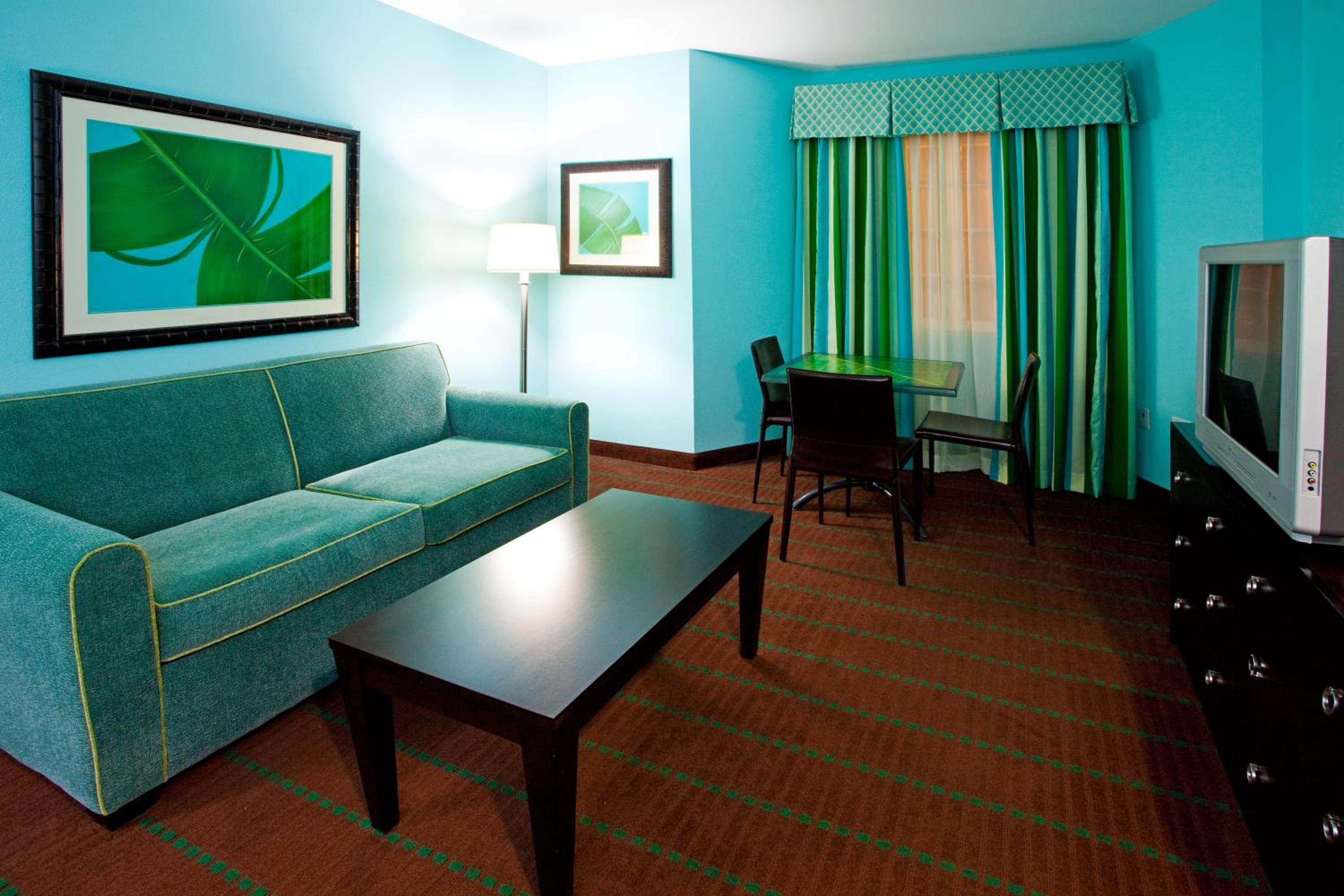 One-Bedroom Suite - Photo 2