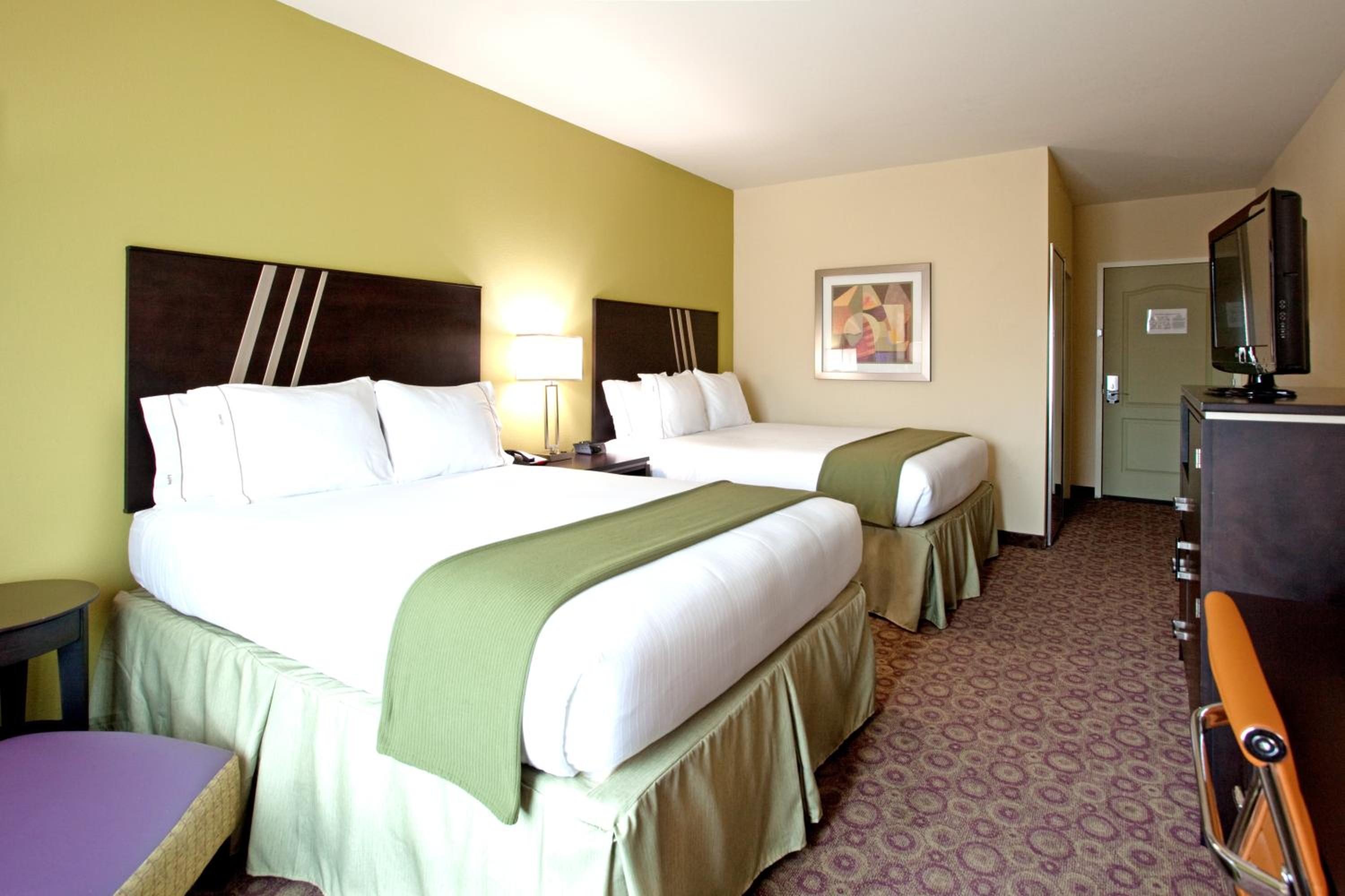 Queen Room with Two Queen Beds - Photo 1