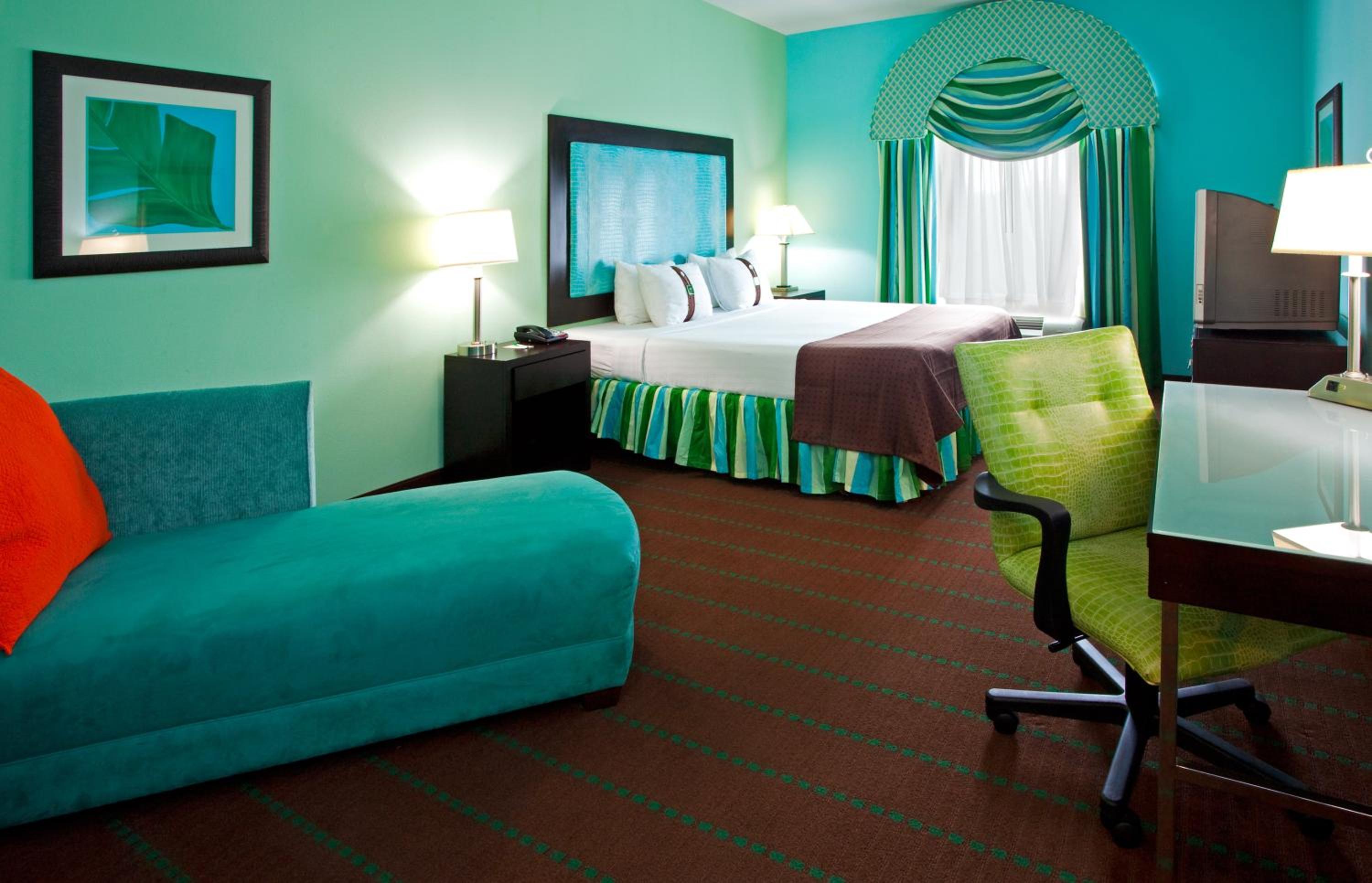 Premium King Room with Sofa Bed - Photo 3