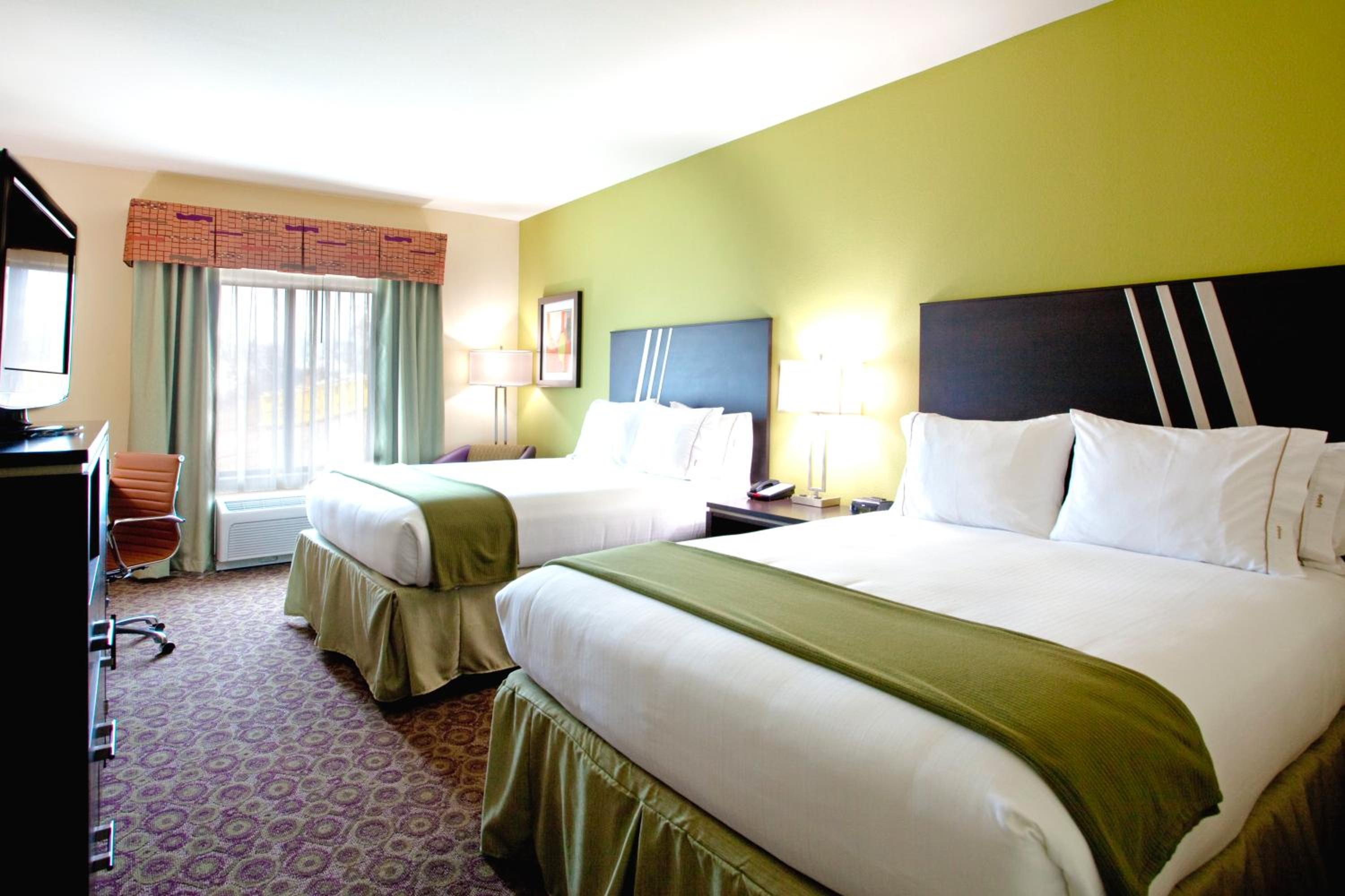 Queen Room with Two Queen Beds - Photo 3