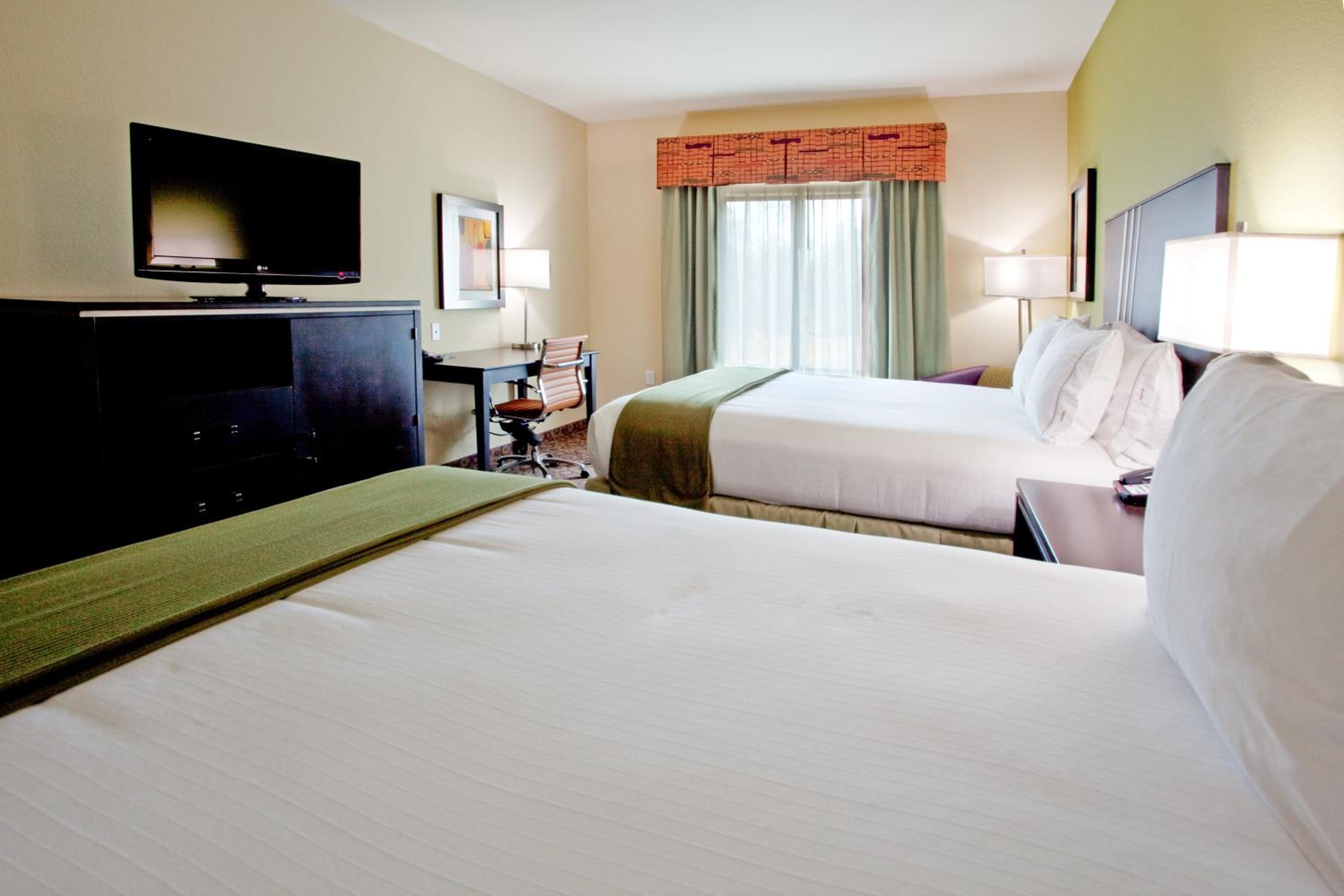 Queen Room with Two Queen Beds - Photo 2