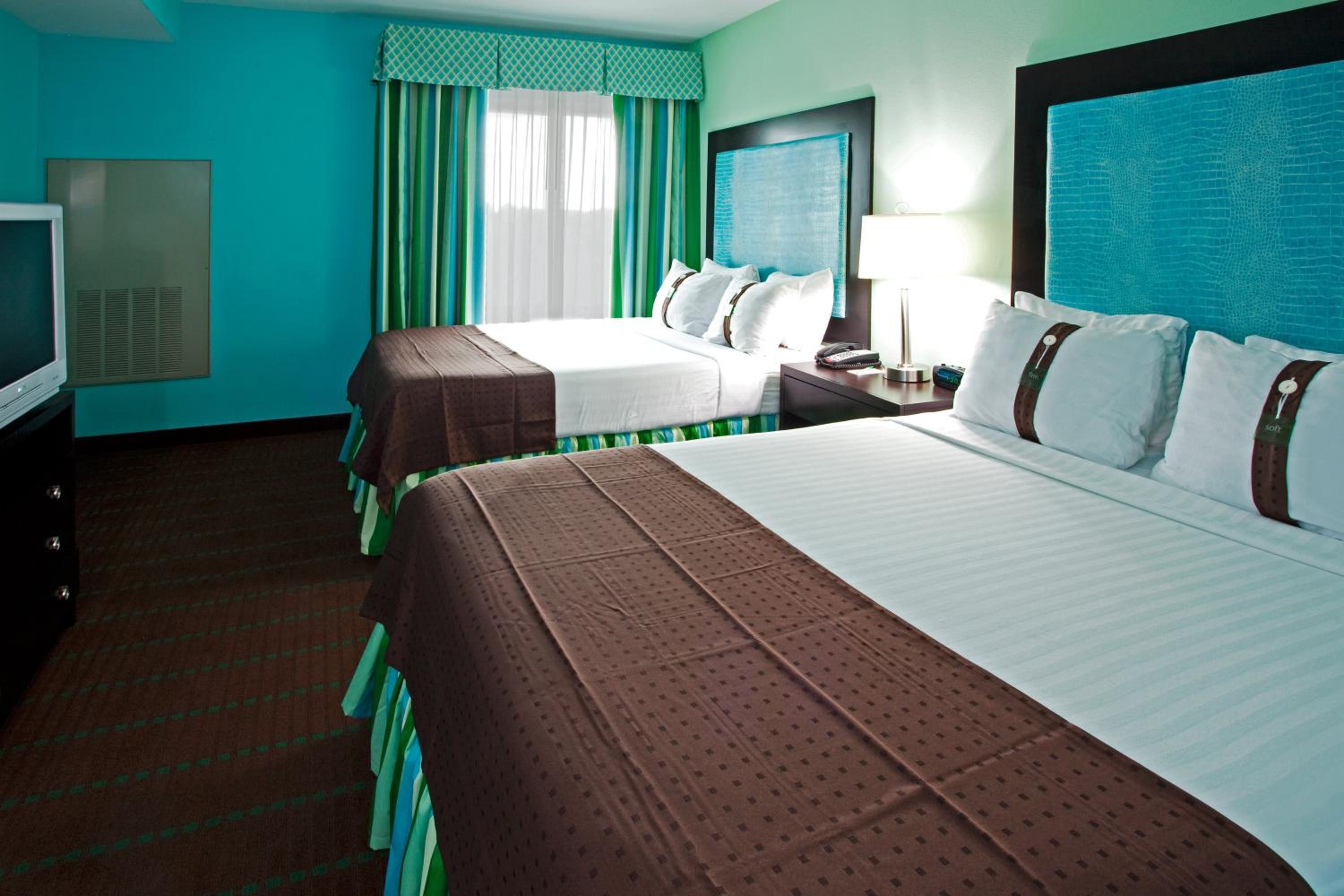 One-Bedroom Suite with Tub - Mobility Accessible - Photo 3