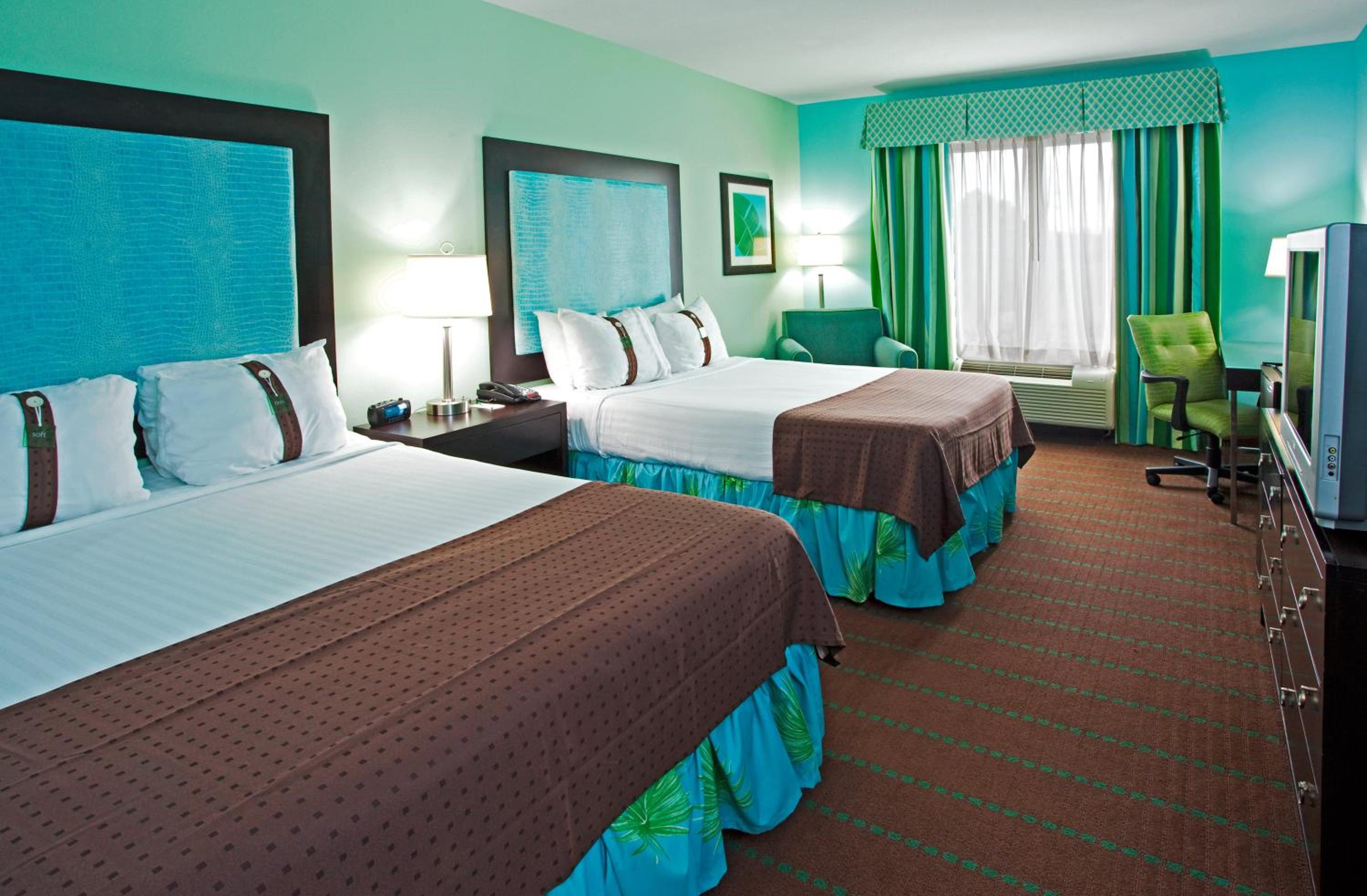 Standard Room with Two Queen Beds - Photo 2
