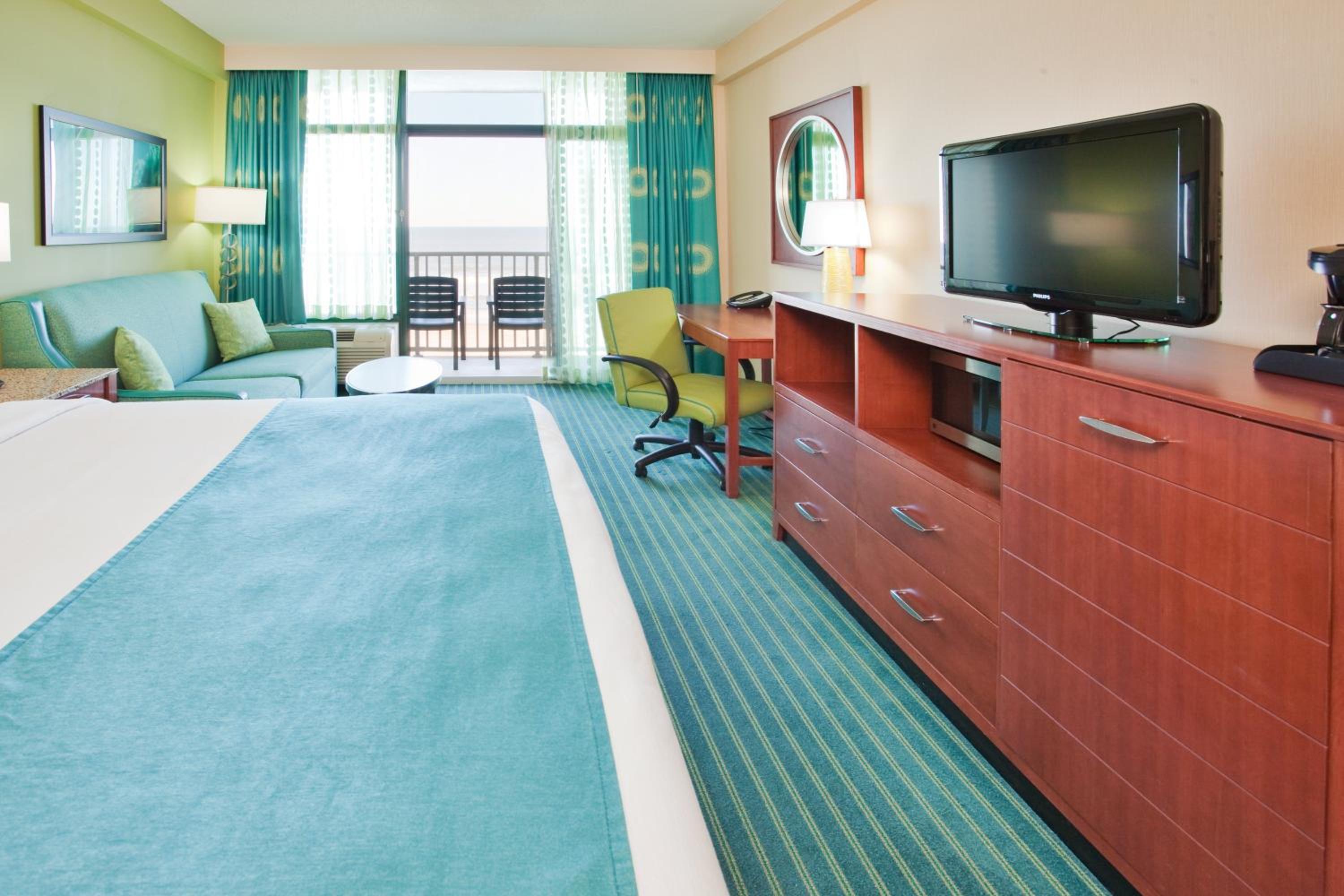 Oceanfront Standard King Room with Sofa Bed - Photo 8
