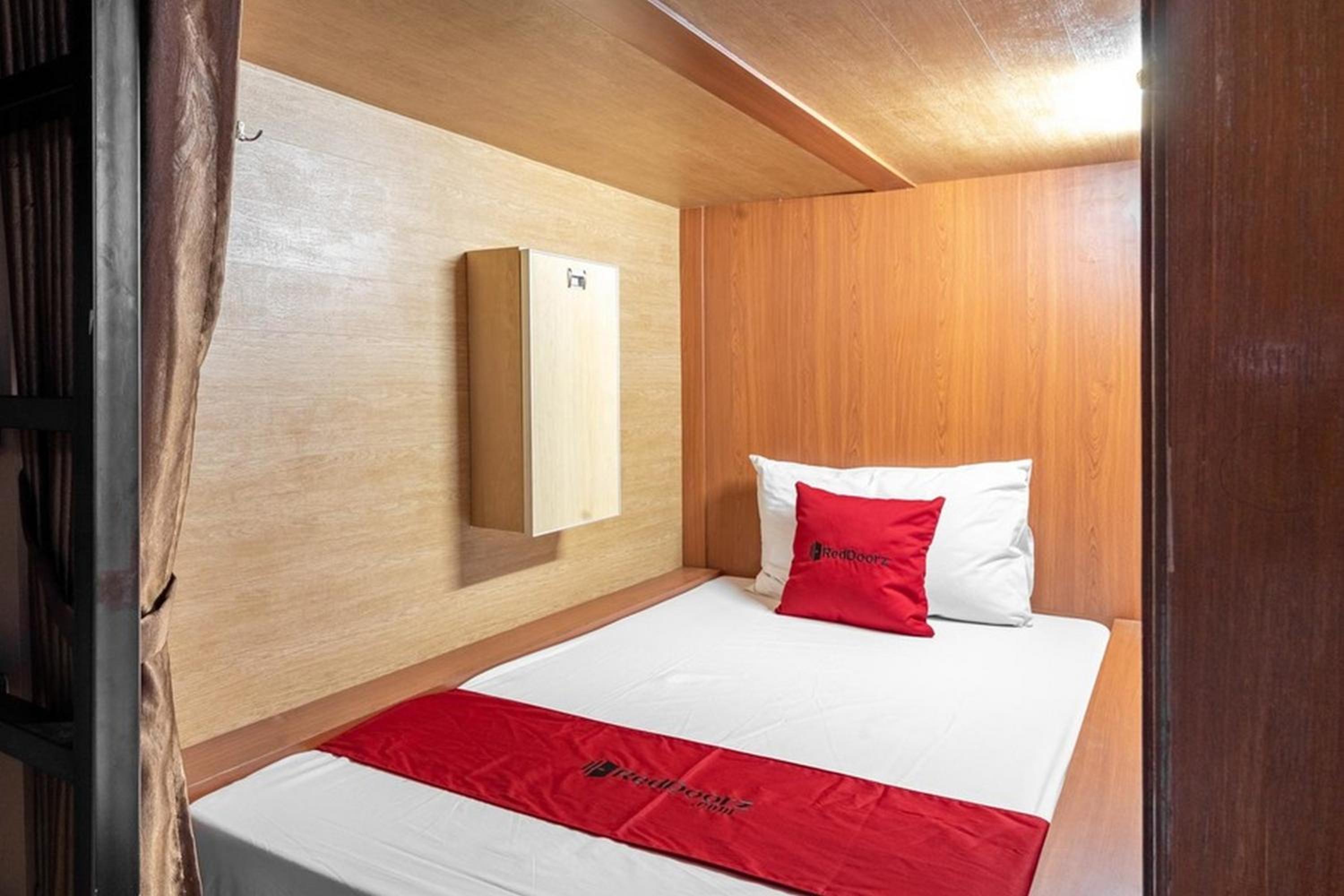 Single Bed in Mixed Dormitory Room