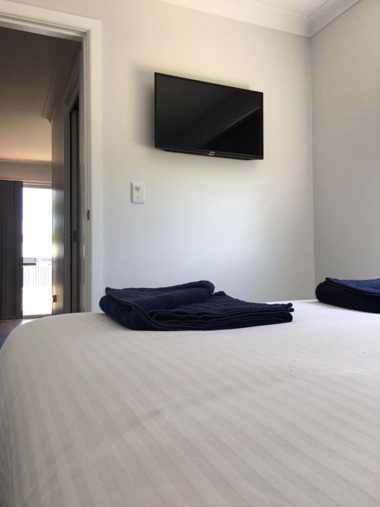 Deluxe Family Suite - Photo 9