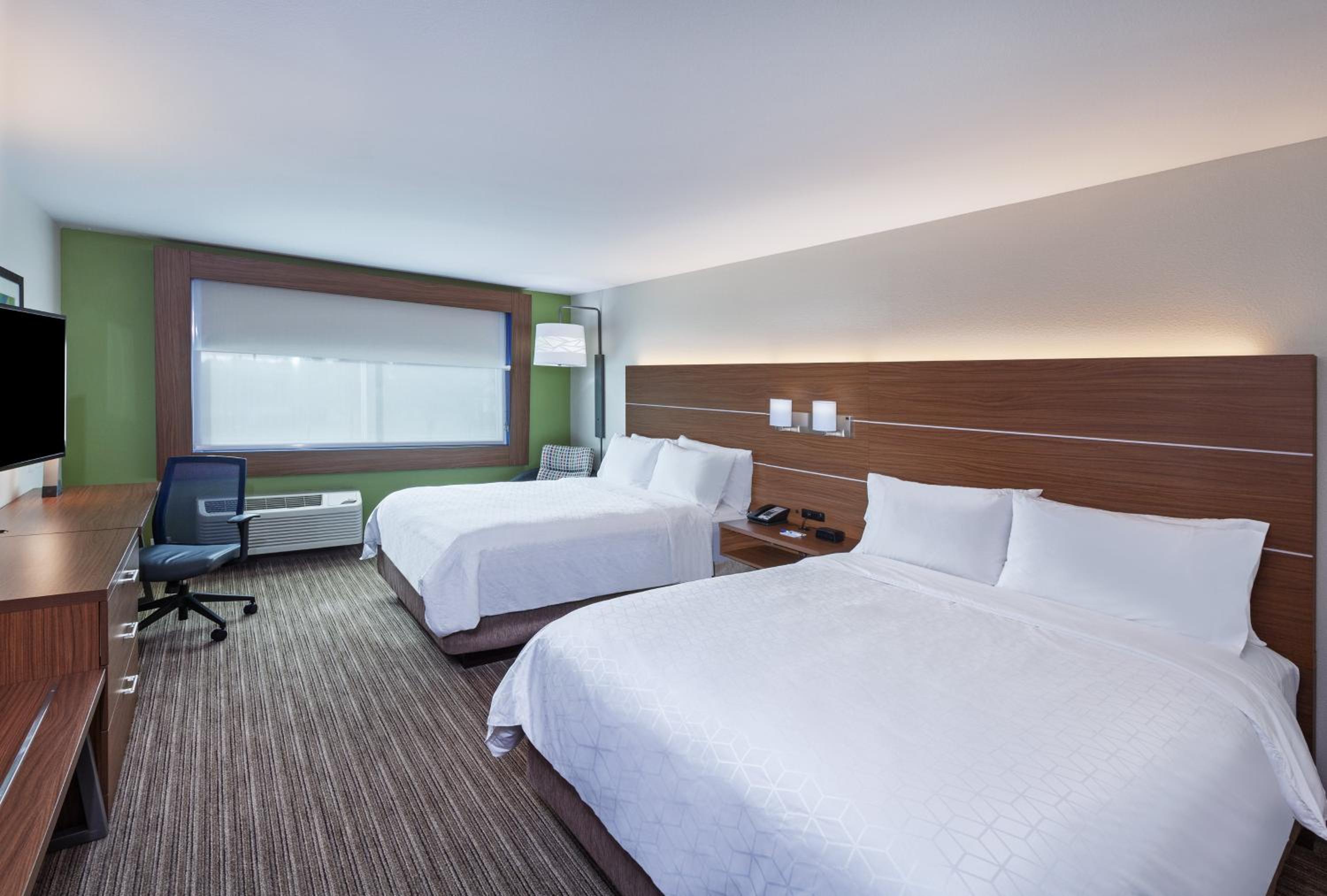 Standard Queen Room with Two Queen Beds - Hearing Accessible photo 3