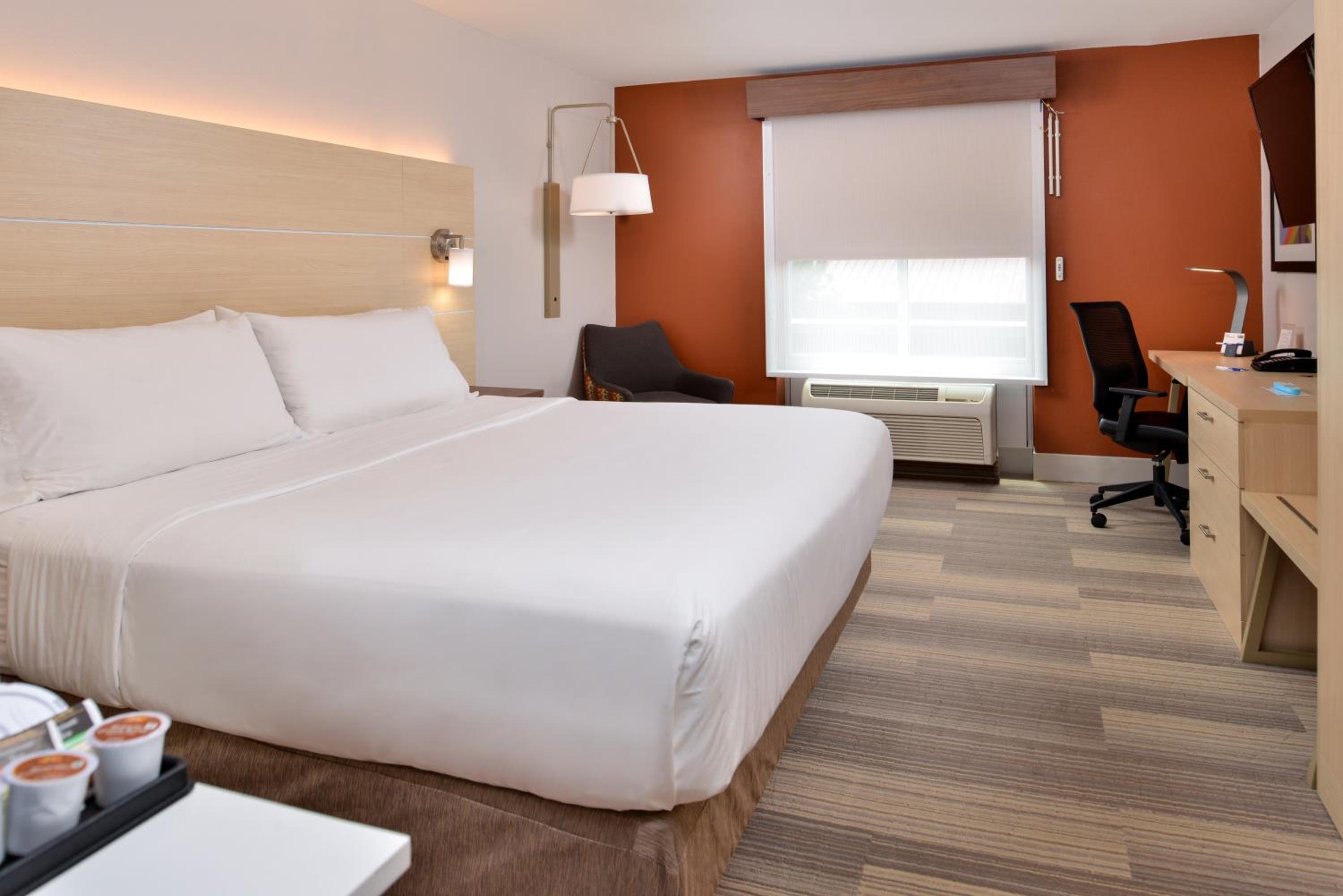 Standard King Room with Accessible Tub - Mobility Access - Photo 2