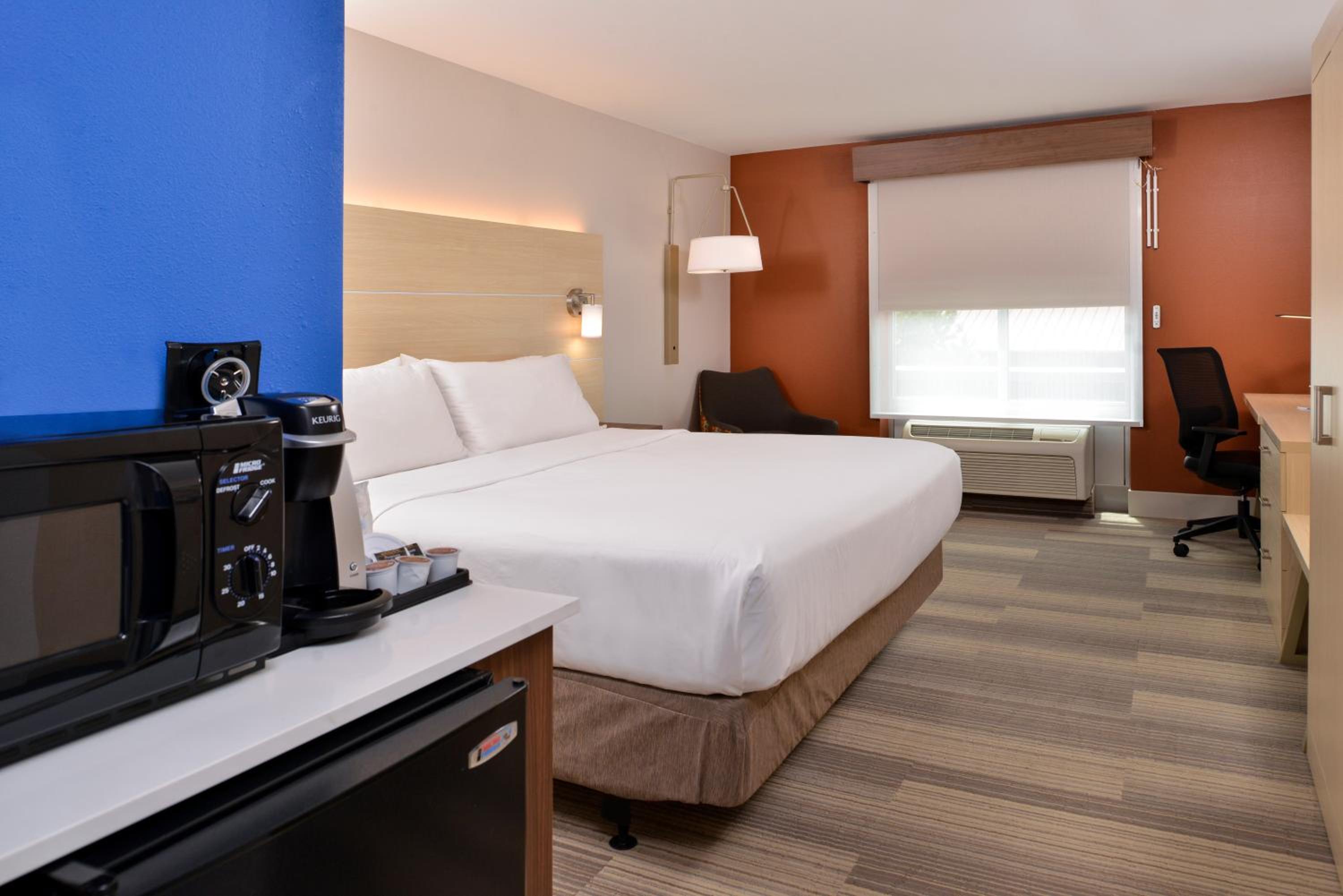 Standard King Room with Roll-In Shower - Mobility Access - Photo 3