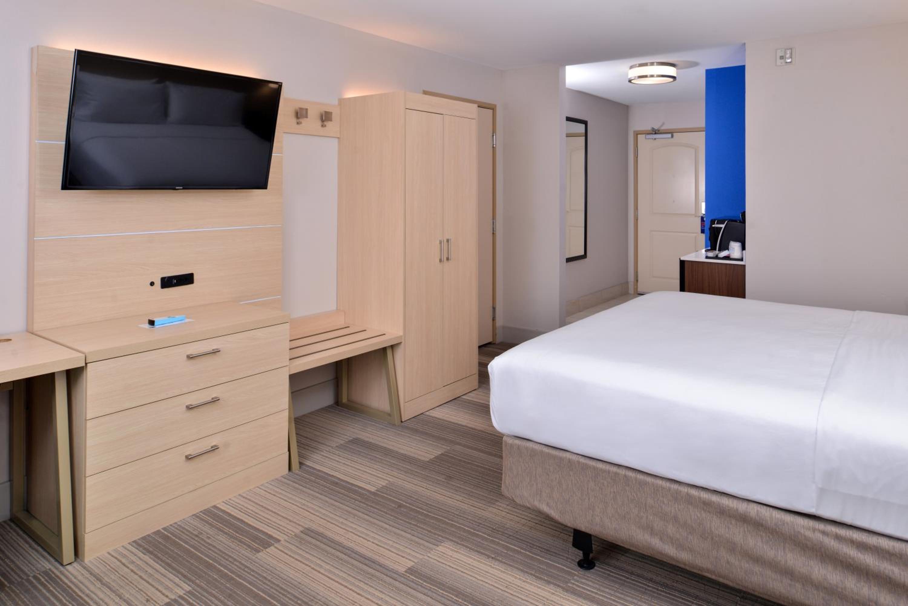 Standard King Room - Photo 6