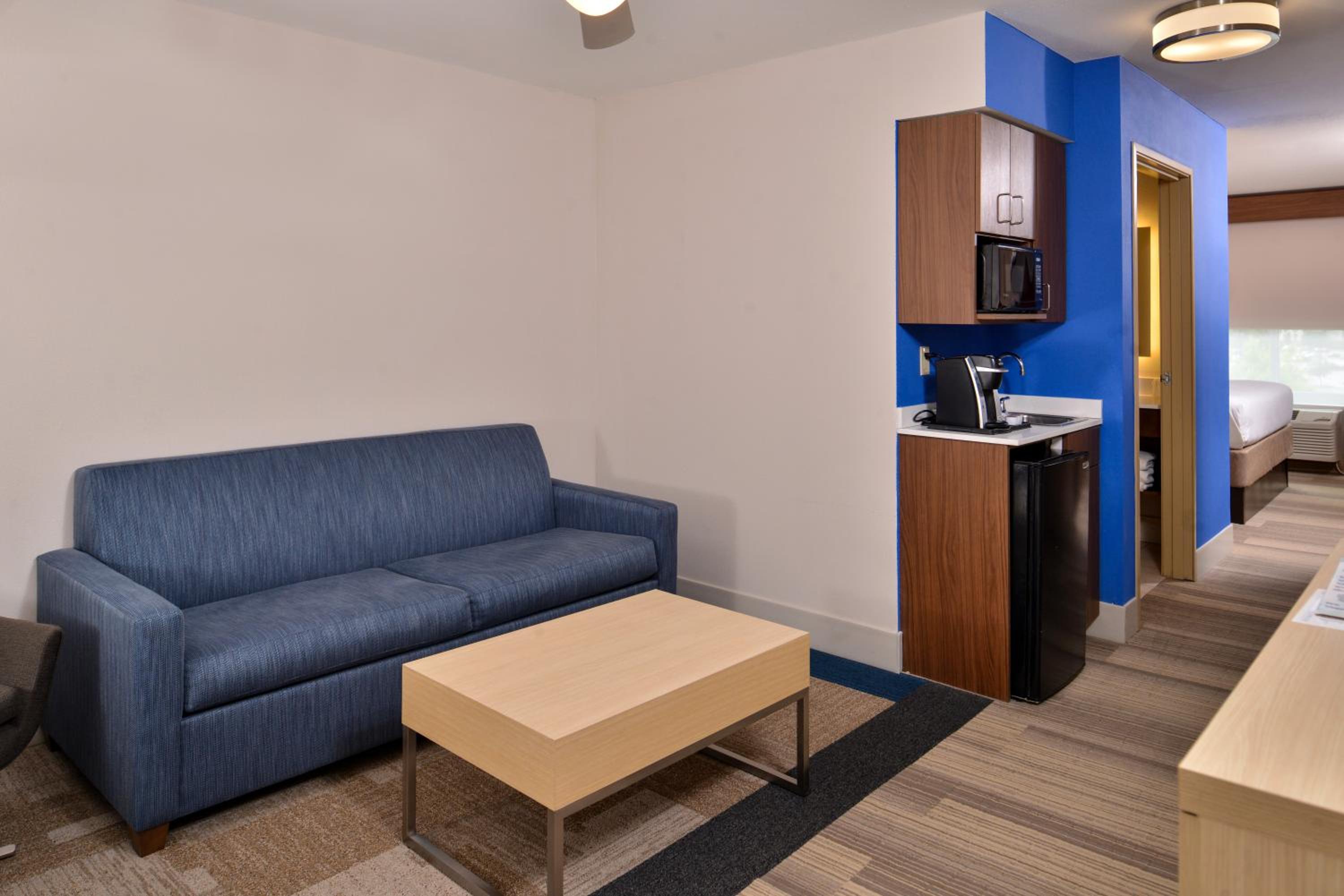 Standard King Room - Photo 9