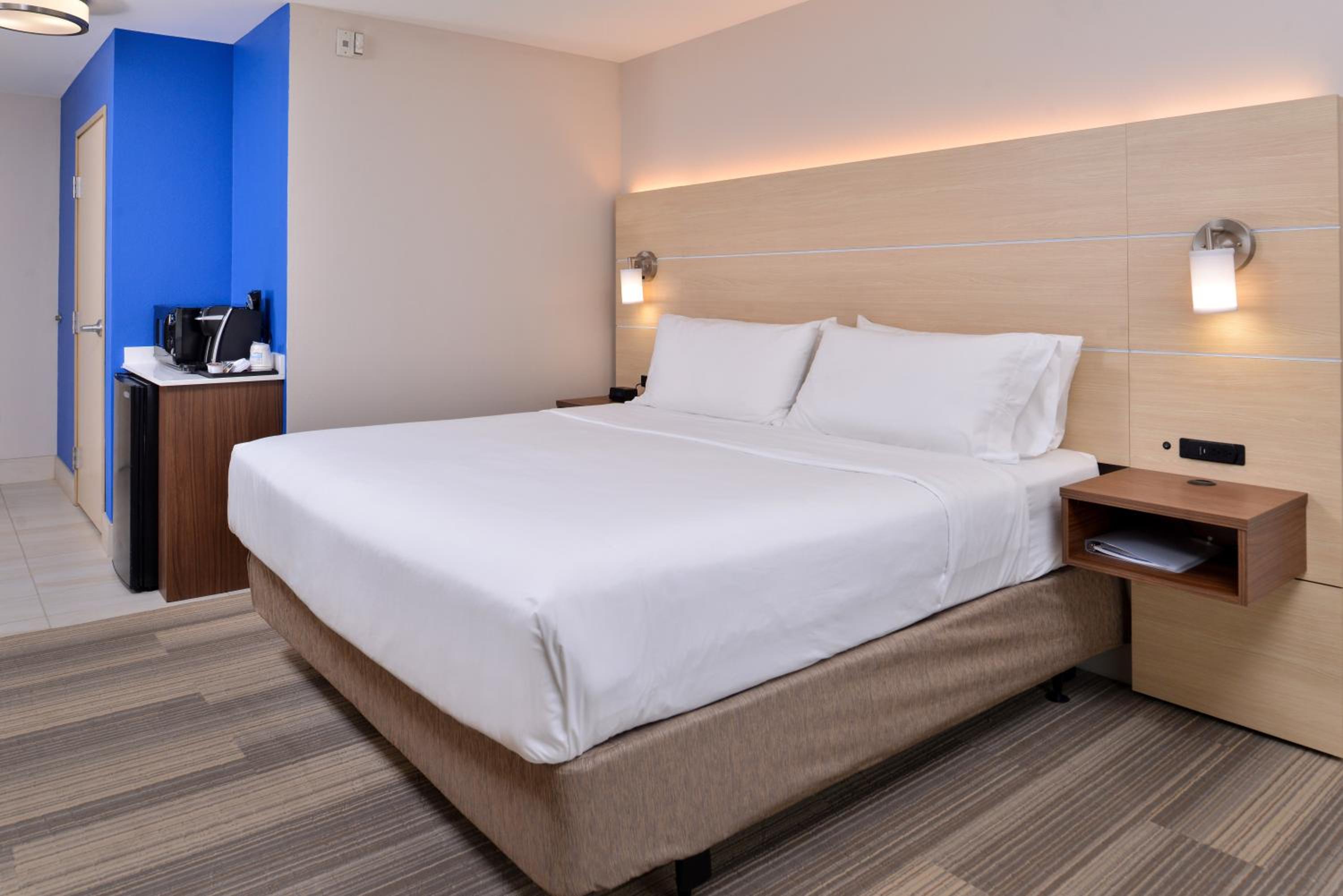 Standard King Room - Photo 2