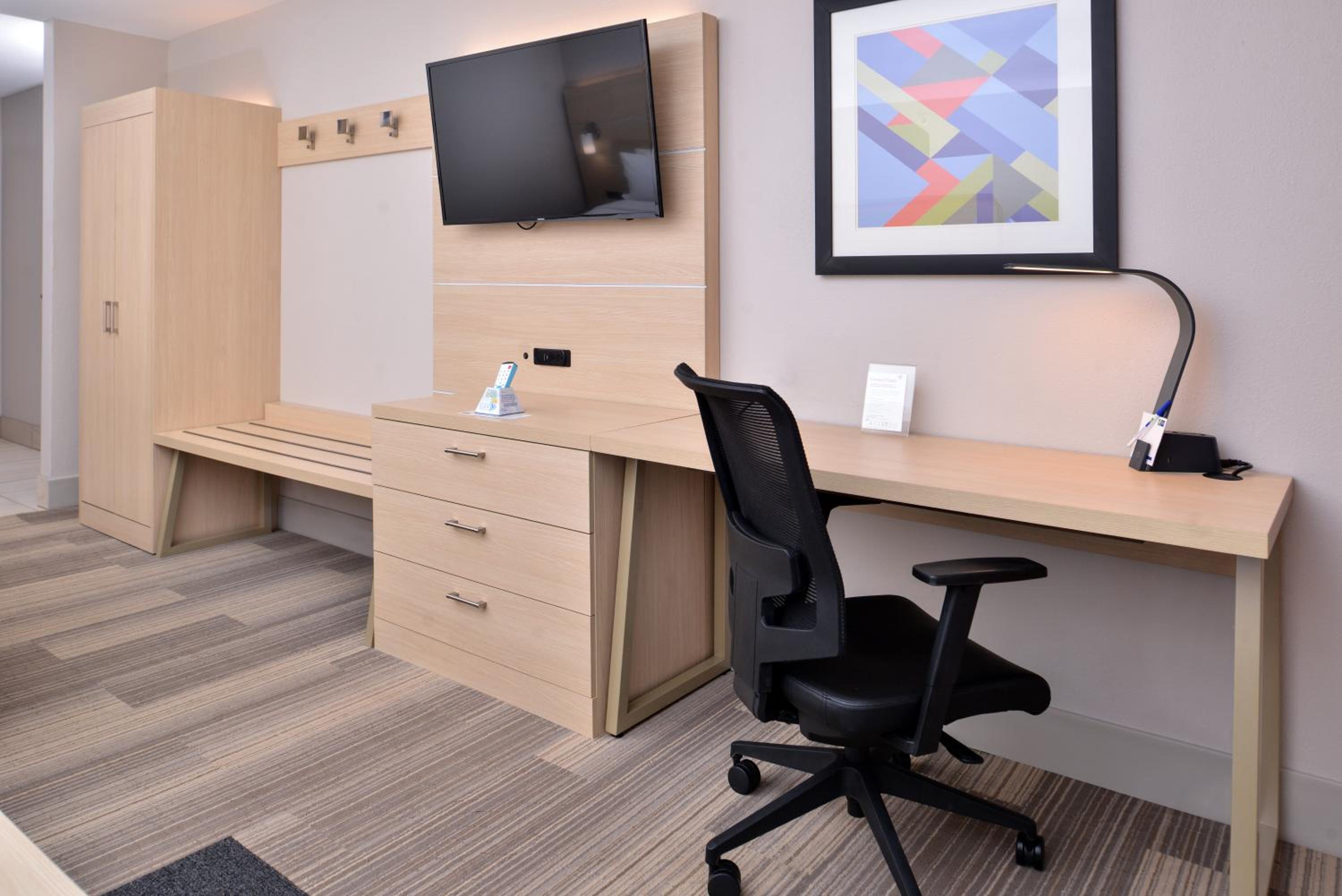 Standard King Room - Photo 8