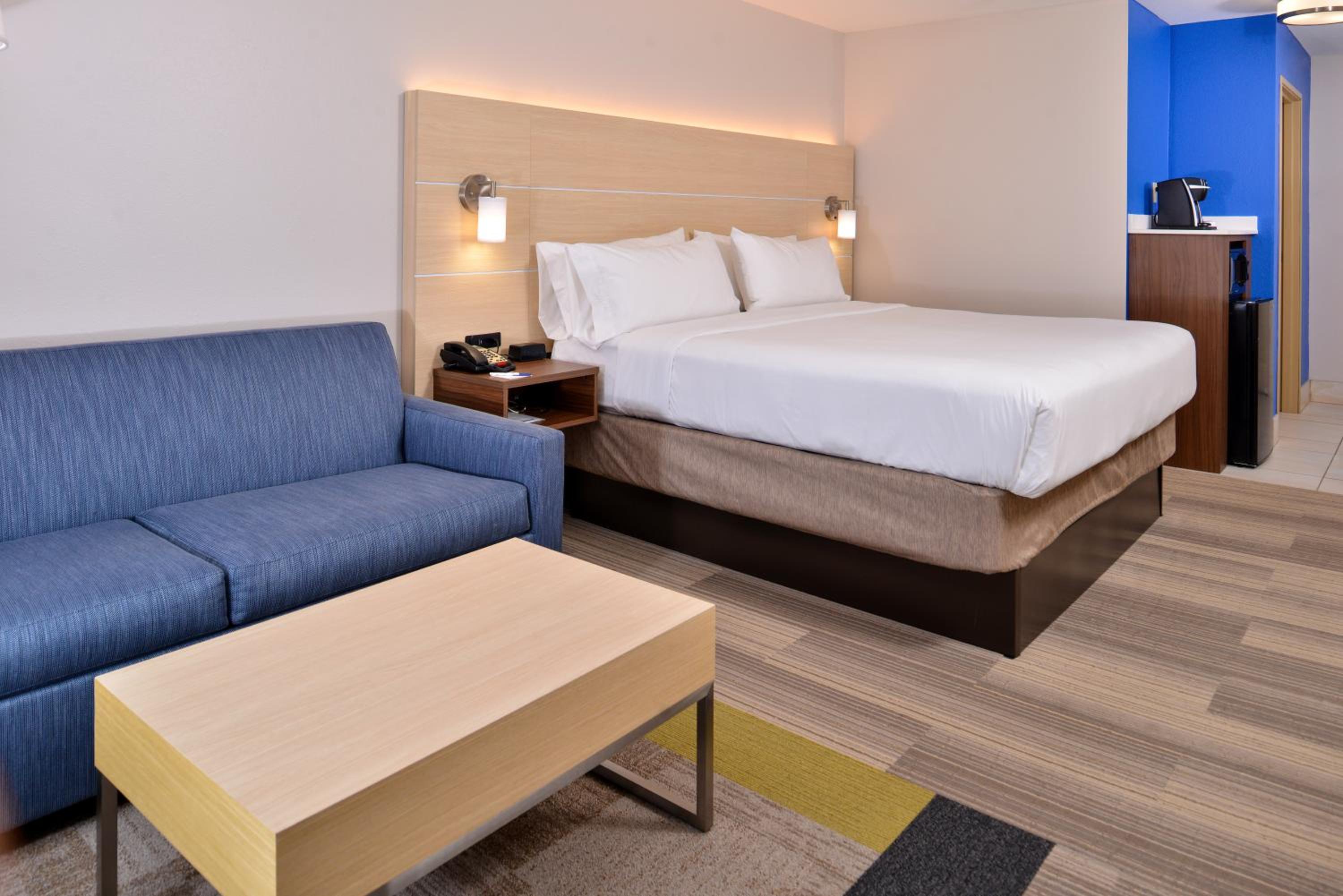 Standard King Room - Photo 7