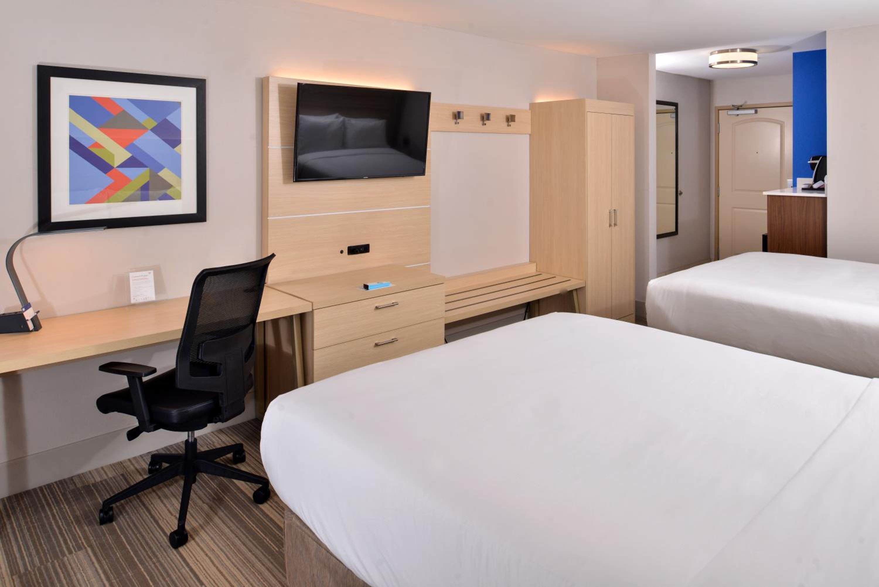 Standard Queen Room with Two Queen Beds - Photo 2
