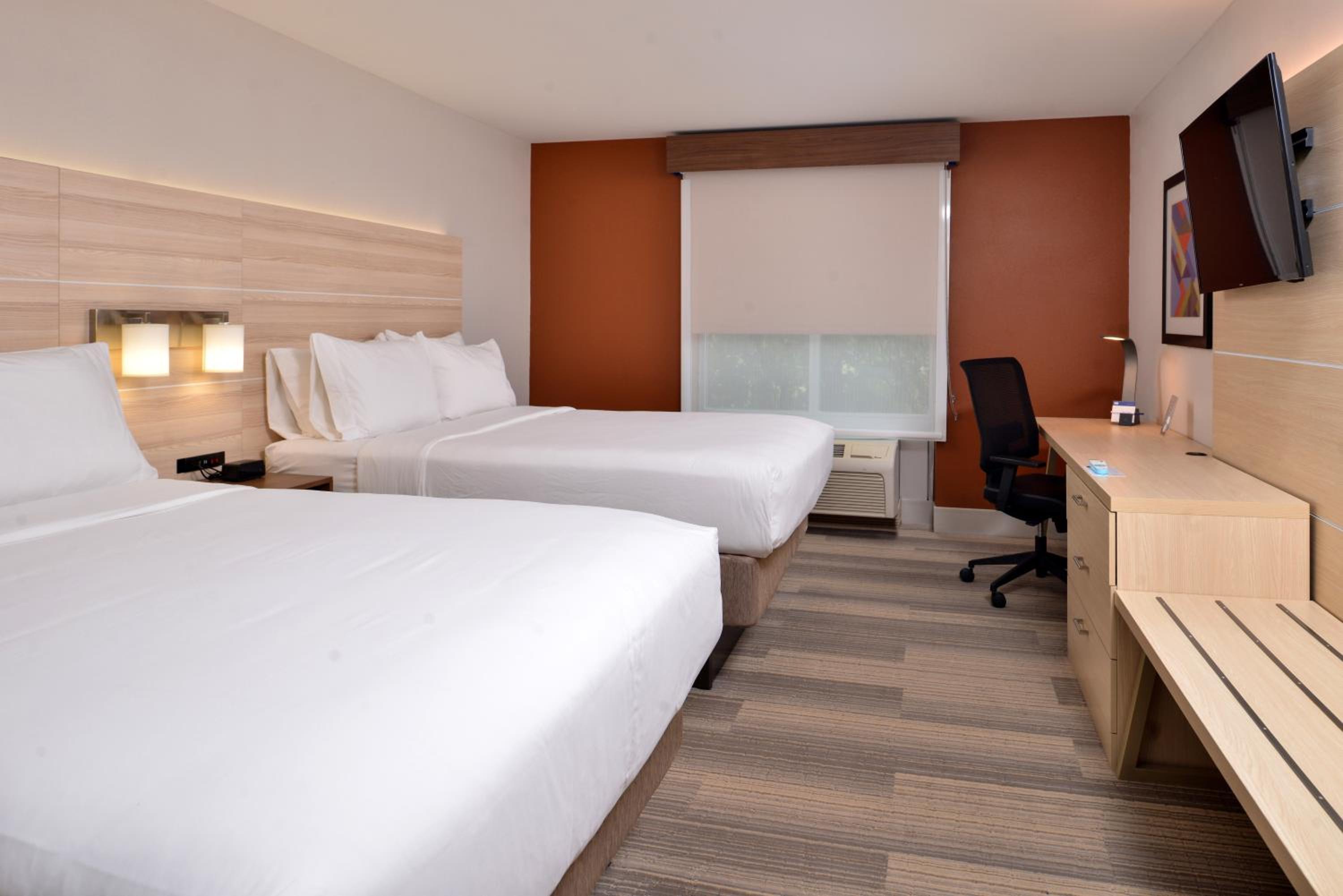 Standard Queen Room with Two Queen Beds - Photo 3