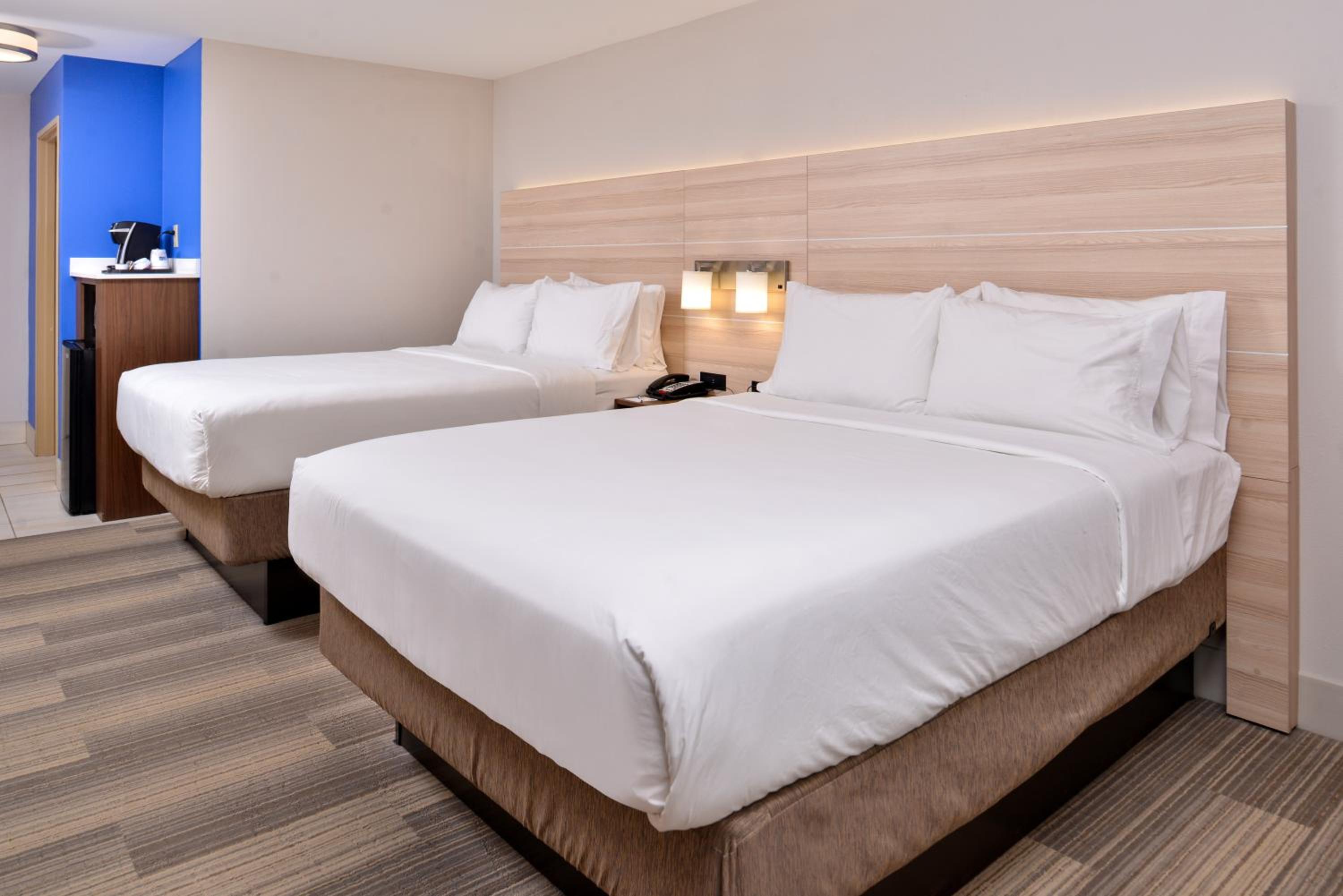 Standard Queen Room with Two Queen Beds - Photo 4
