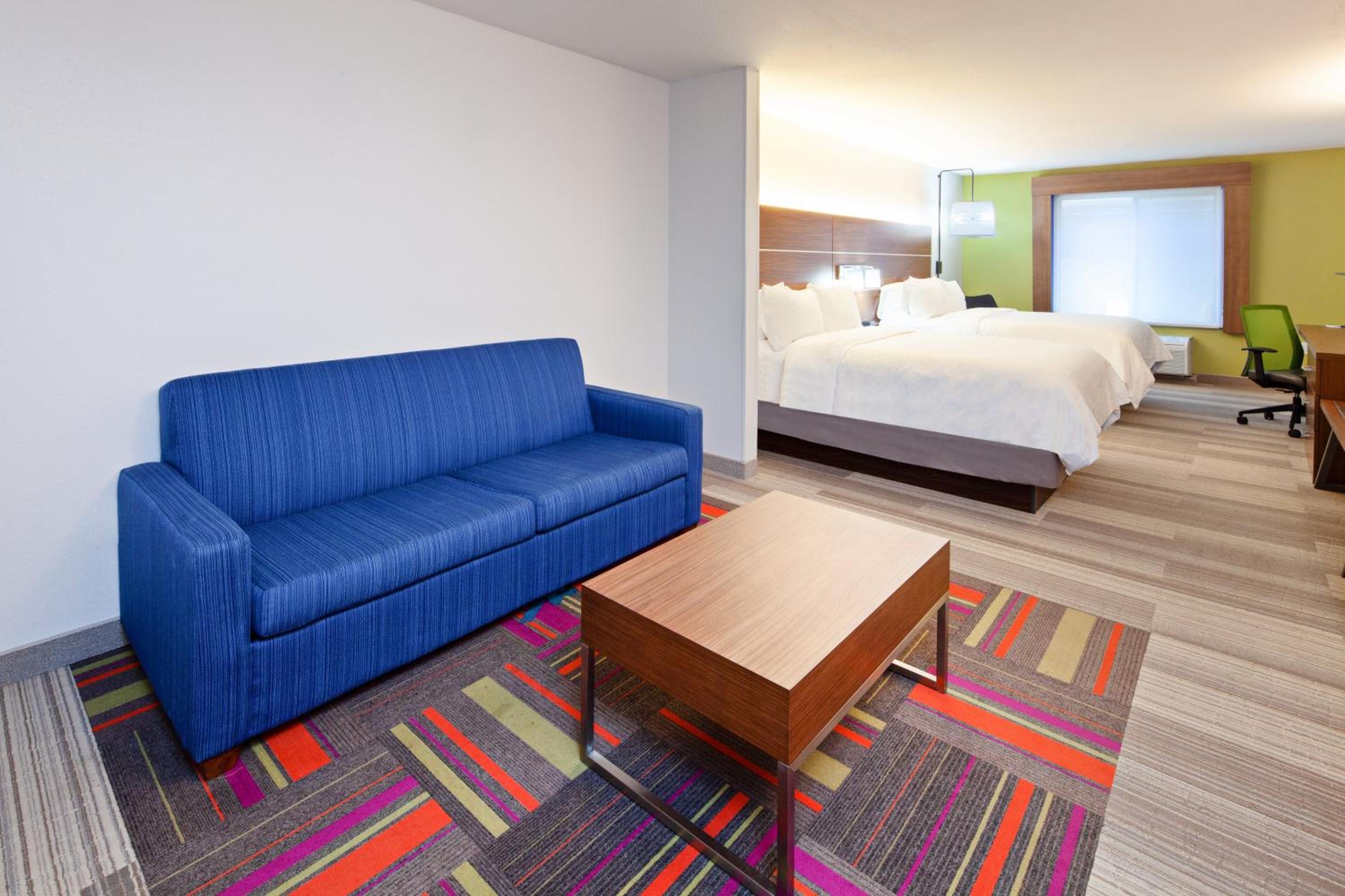 Queen Suite - Photo 2
