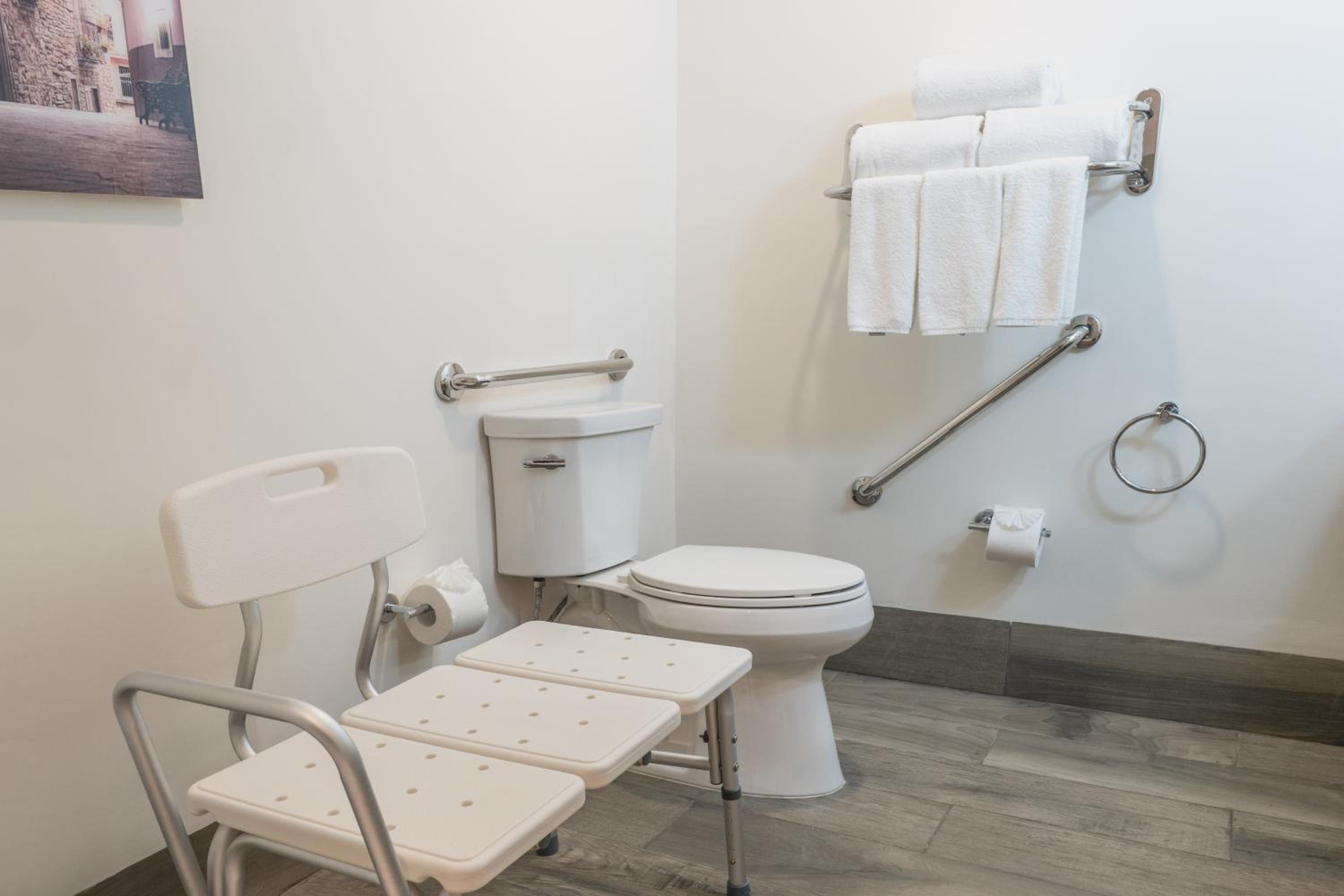 Standard King Room - Accessible photo 2