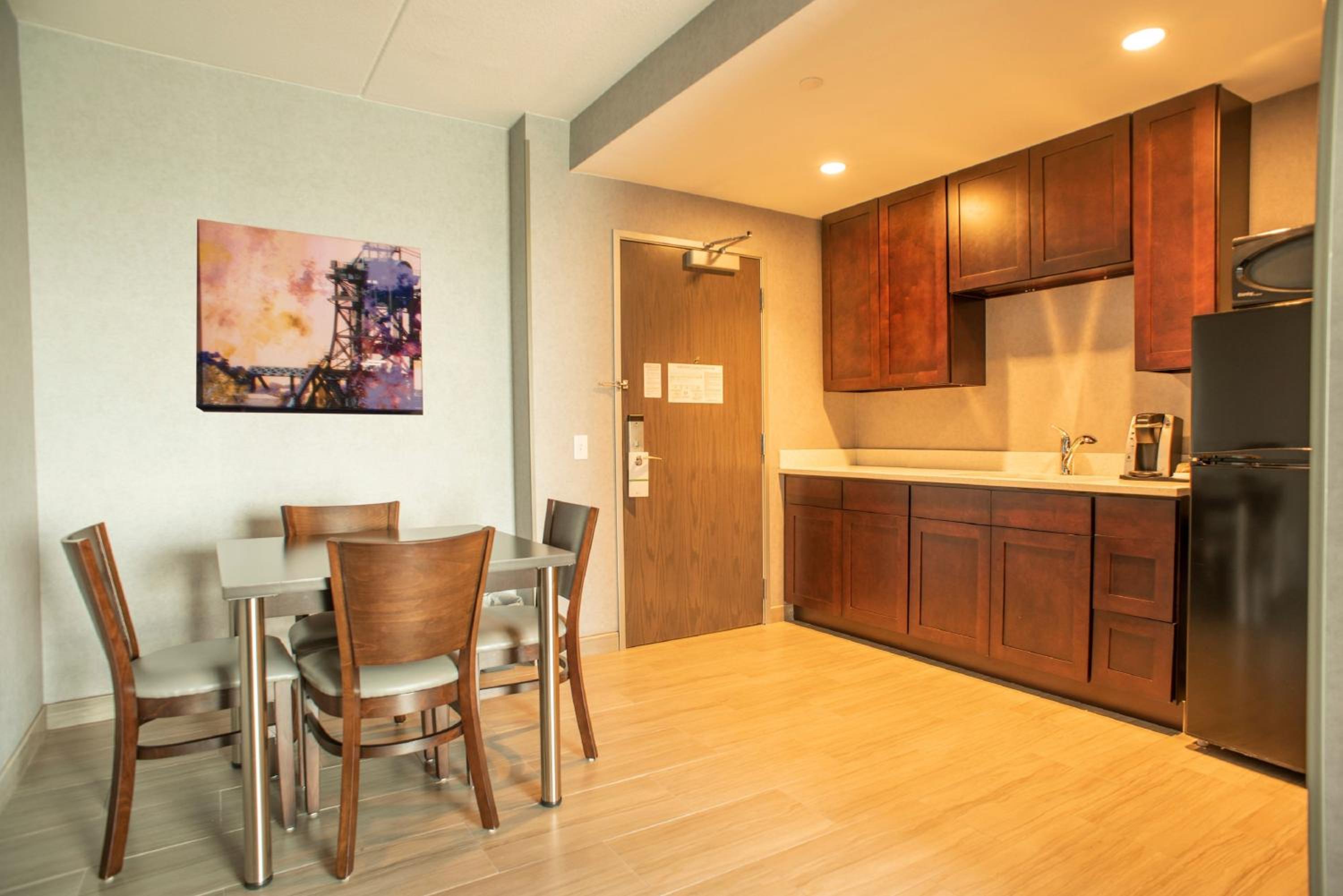 One-Bedroom King Suite with Sofa Bed photo 2