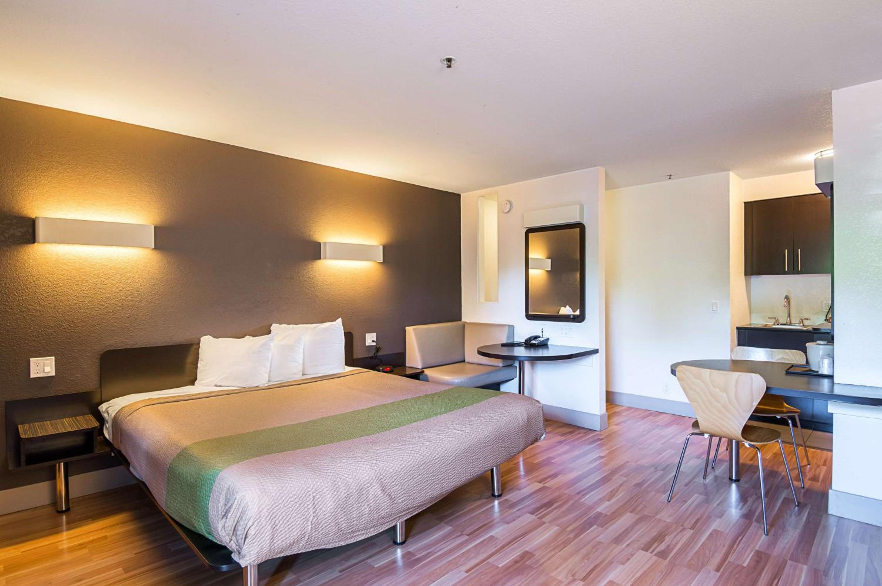 King Room - Non-Smoking - Photo 2