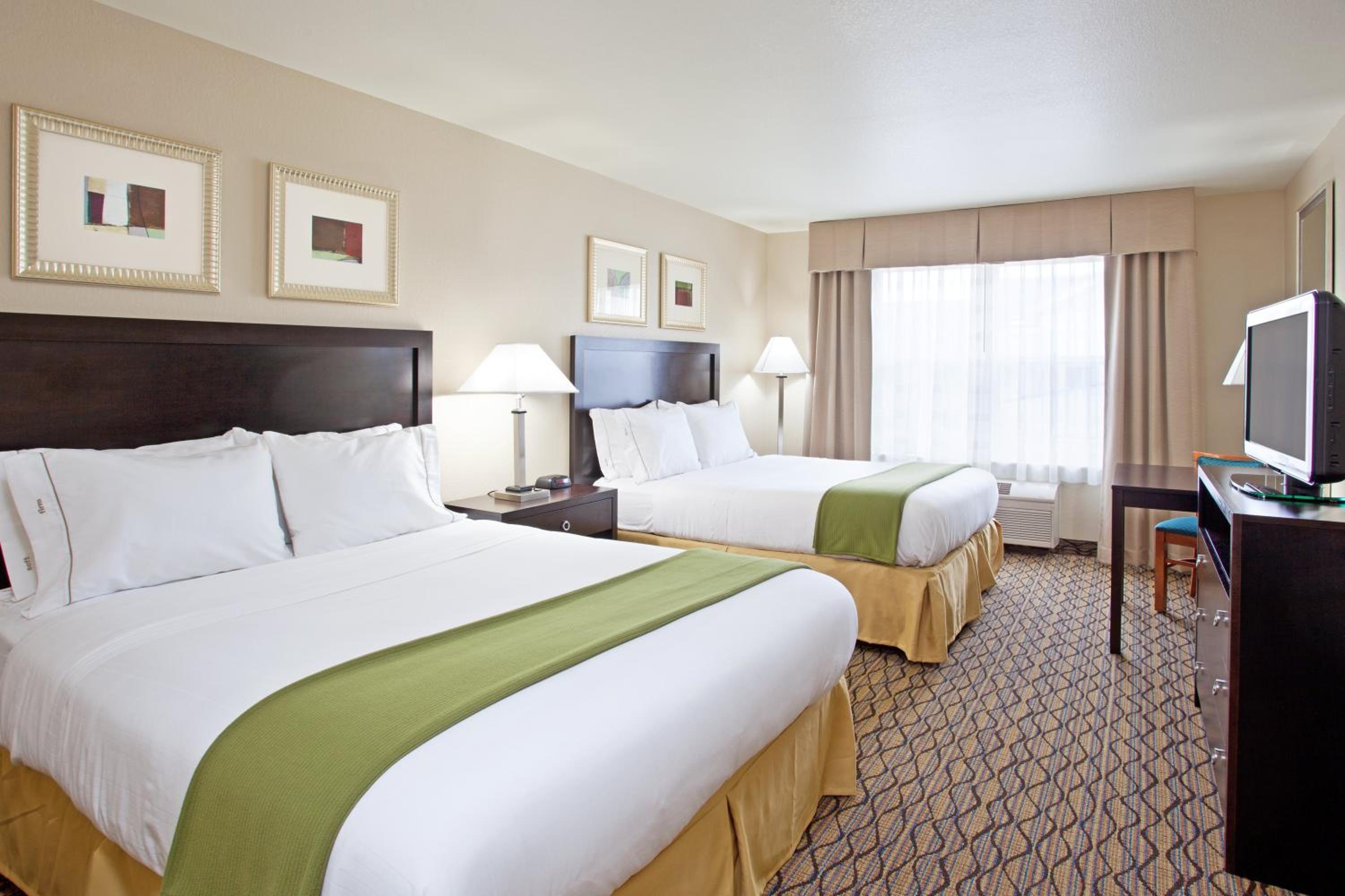 Standard Room with Two Queen Beds - Photo 2