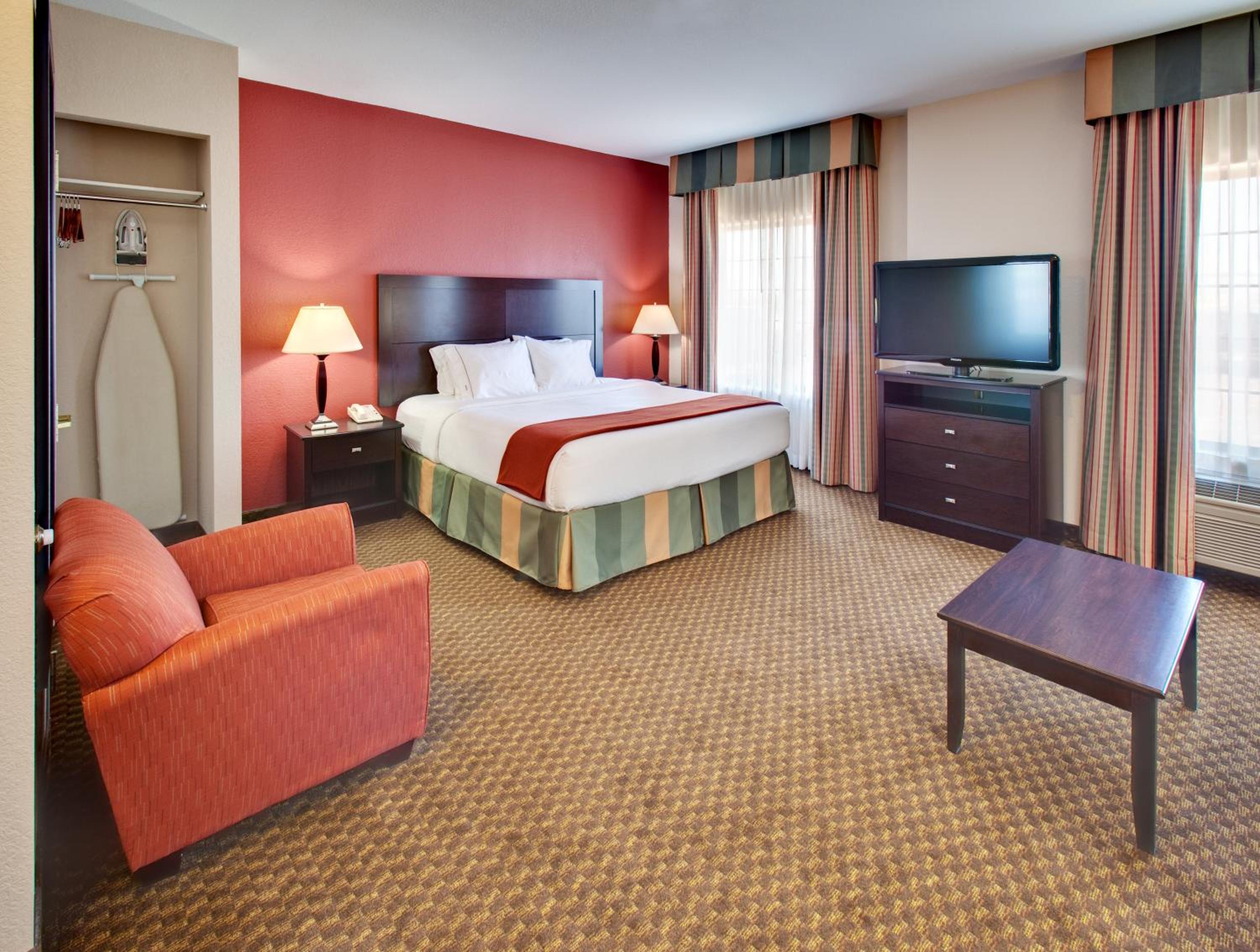 Standard King Room with Extra Space - Photo 2