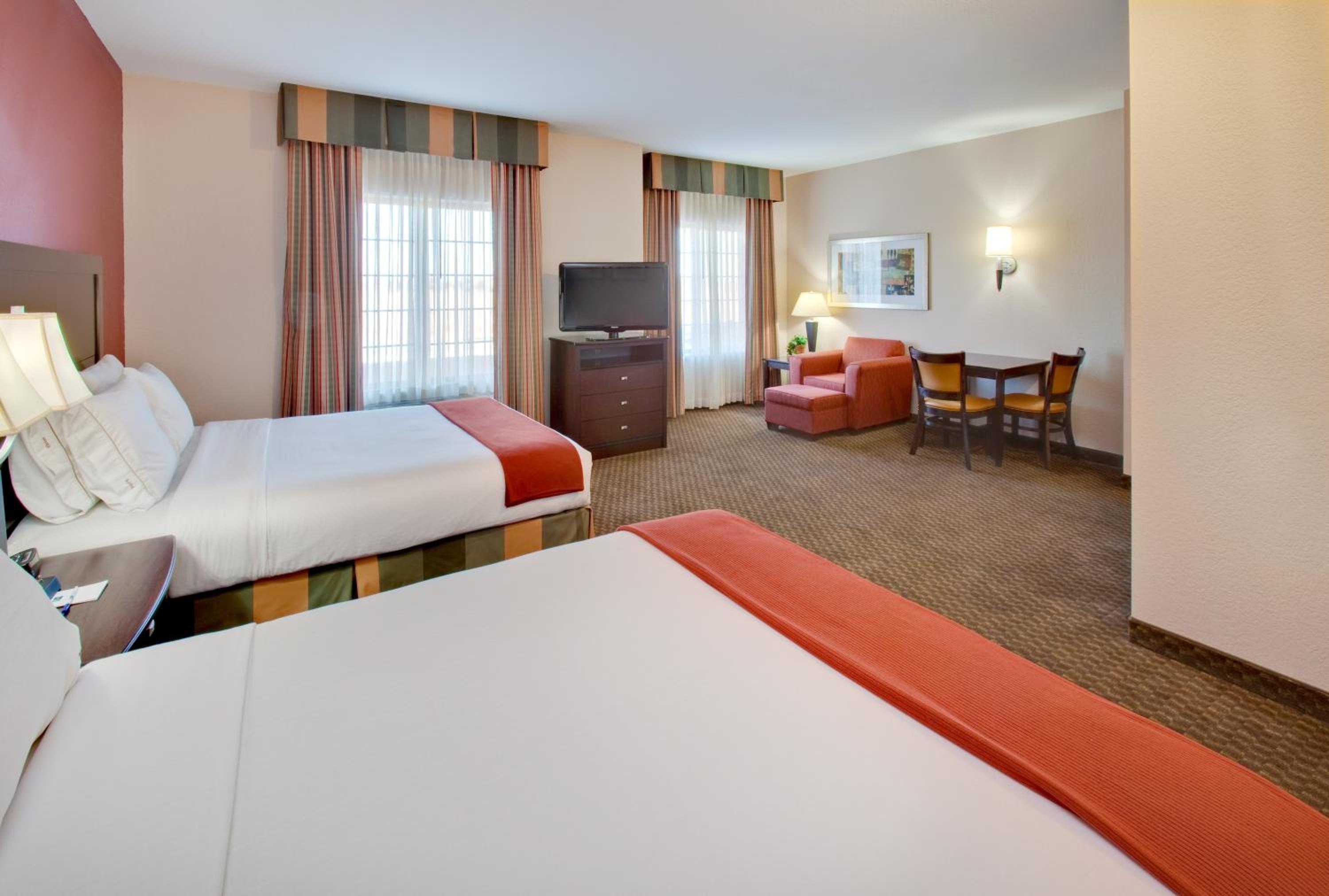 Standard Queen Room with Two Queen Beds - Photo 1