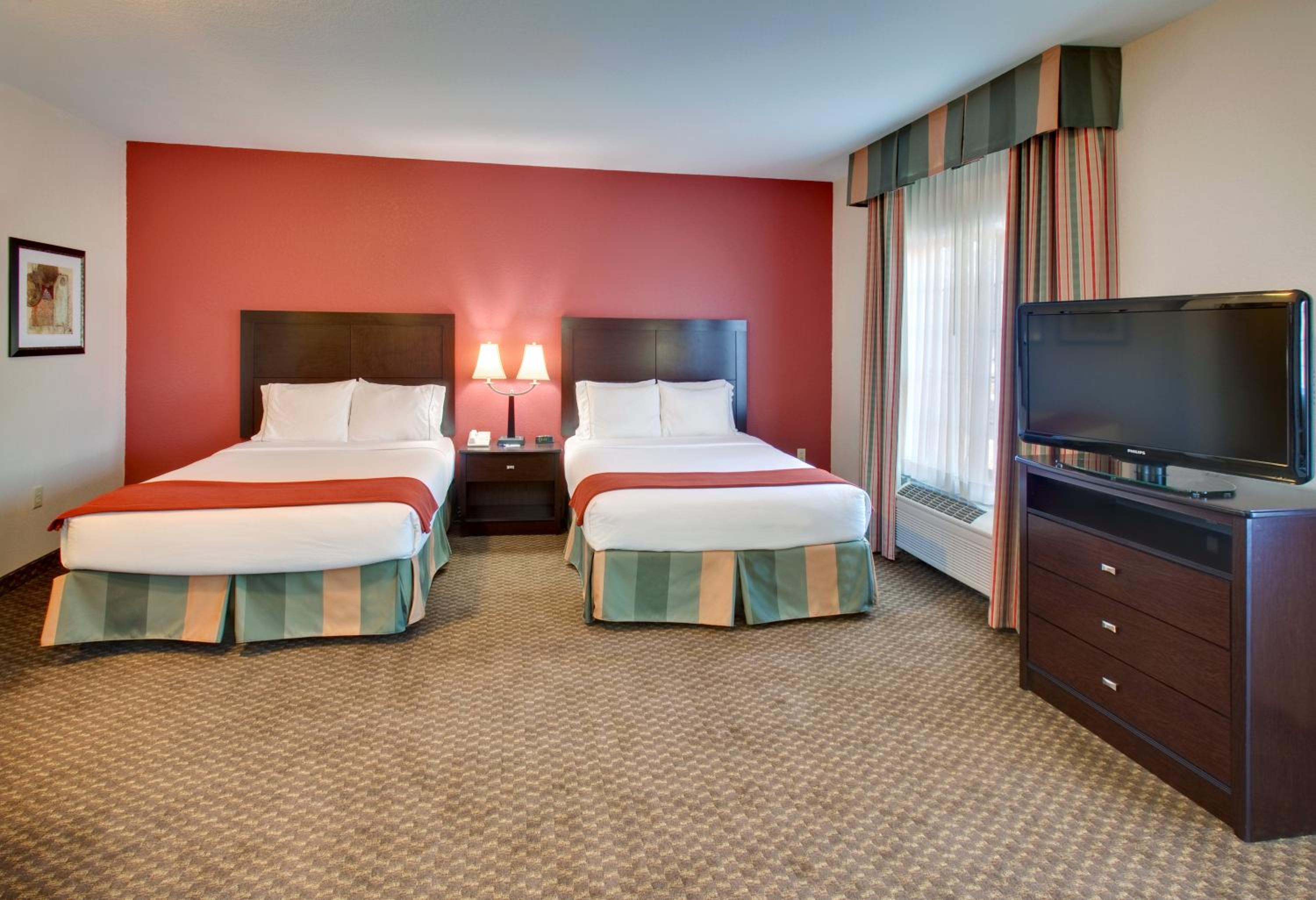 Standard Queen Room with Two Queen Beds - Photo 2