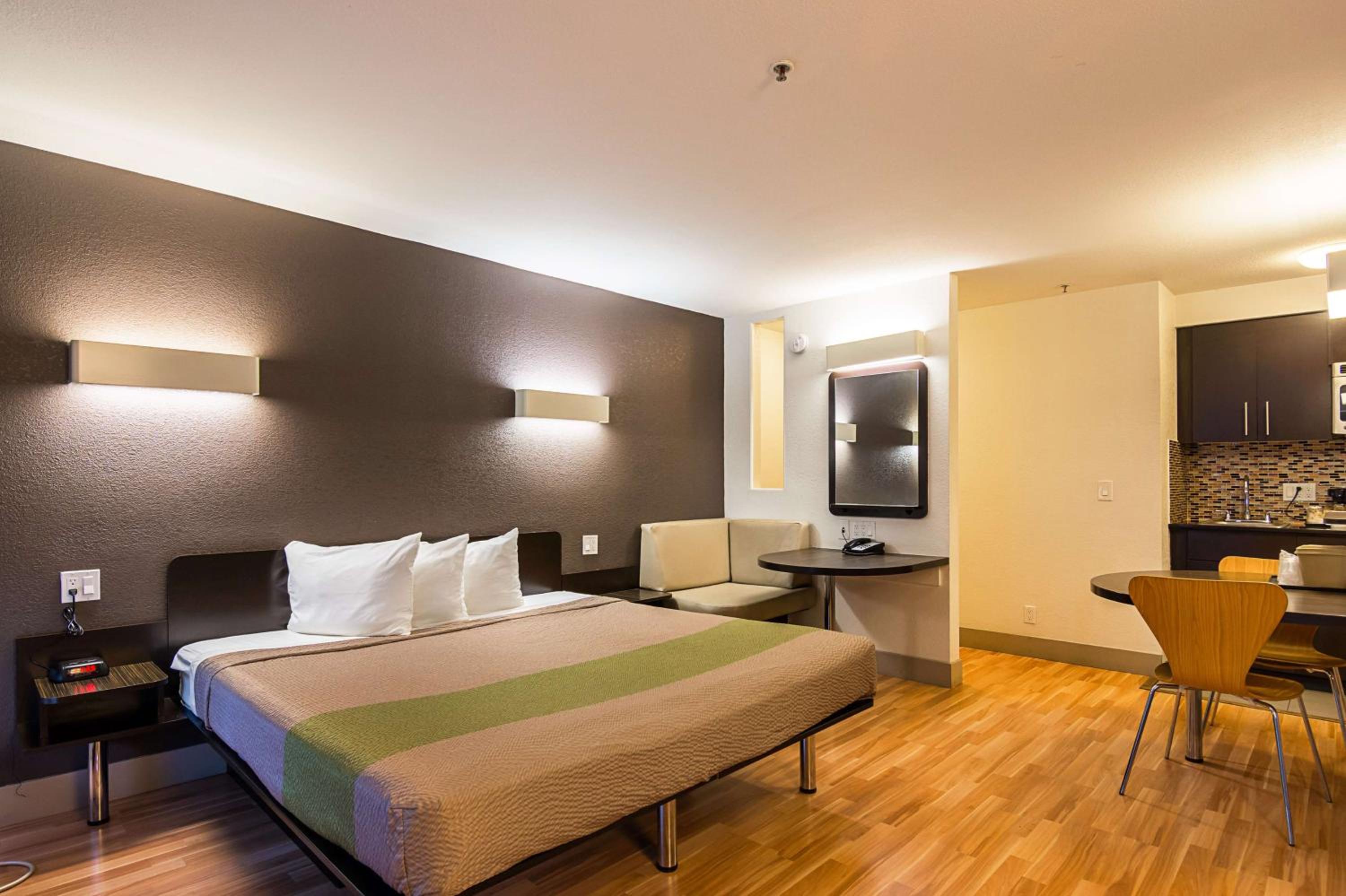 King Room - Non-Smoking - Photo 5