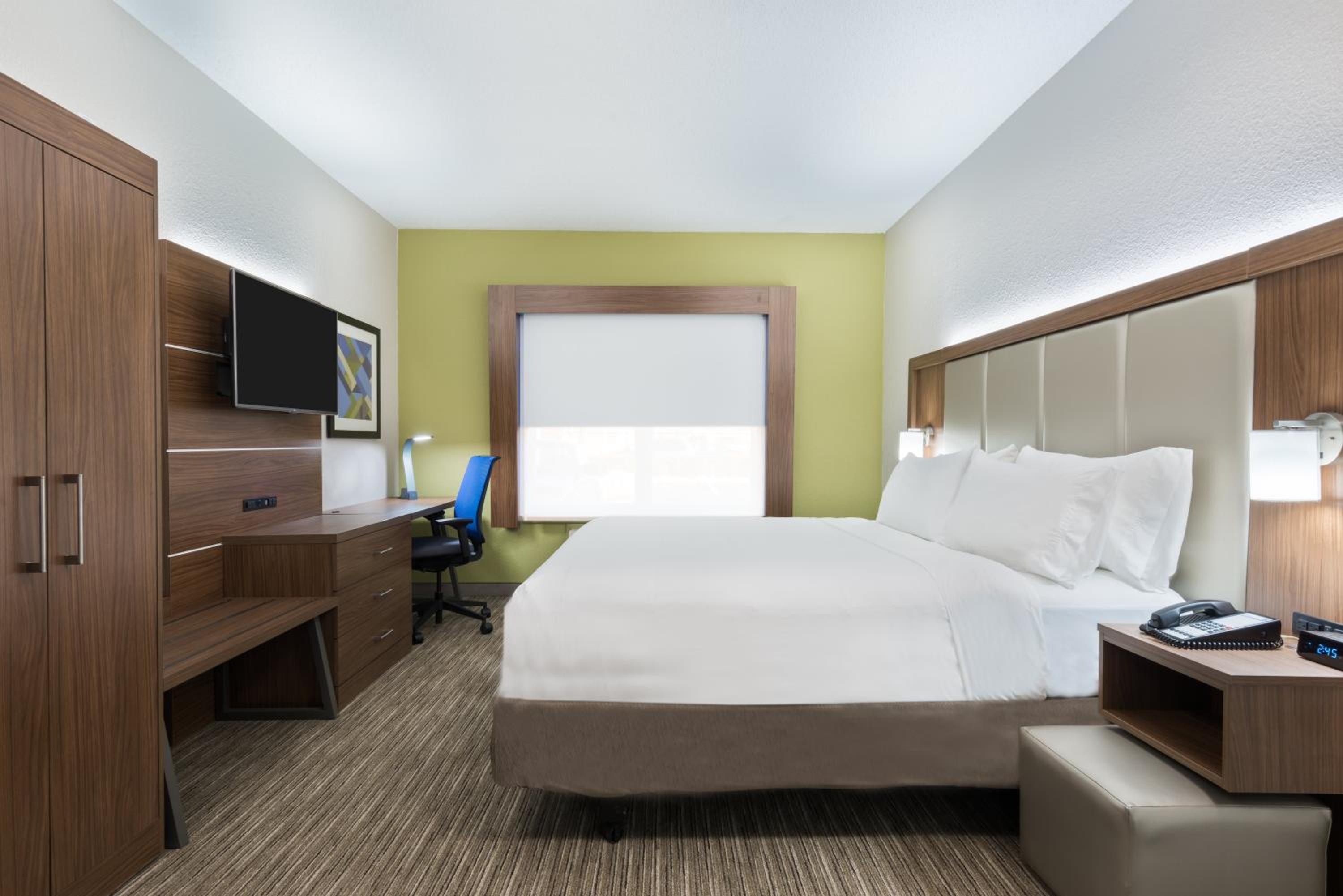 King suite with Bath Tub - hearing Accessible/Non-Smoking - Photo 1