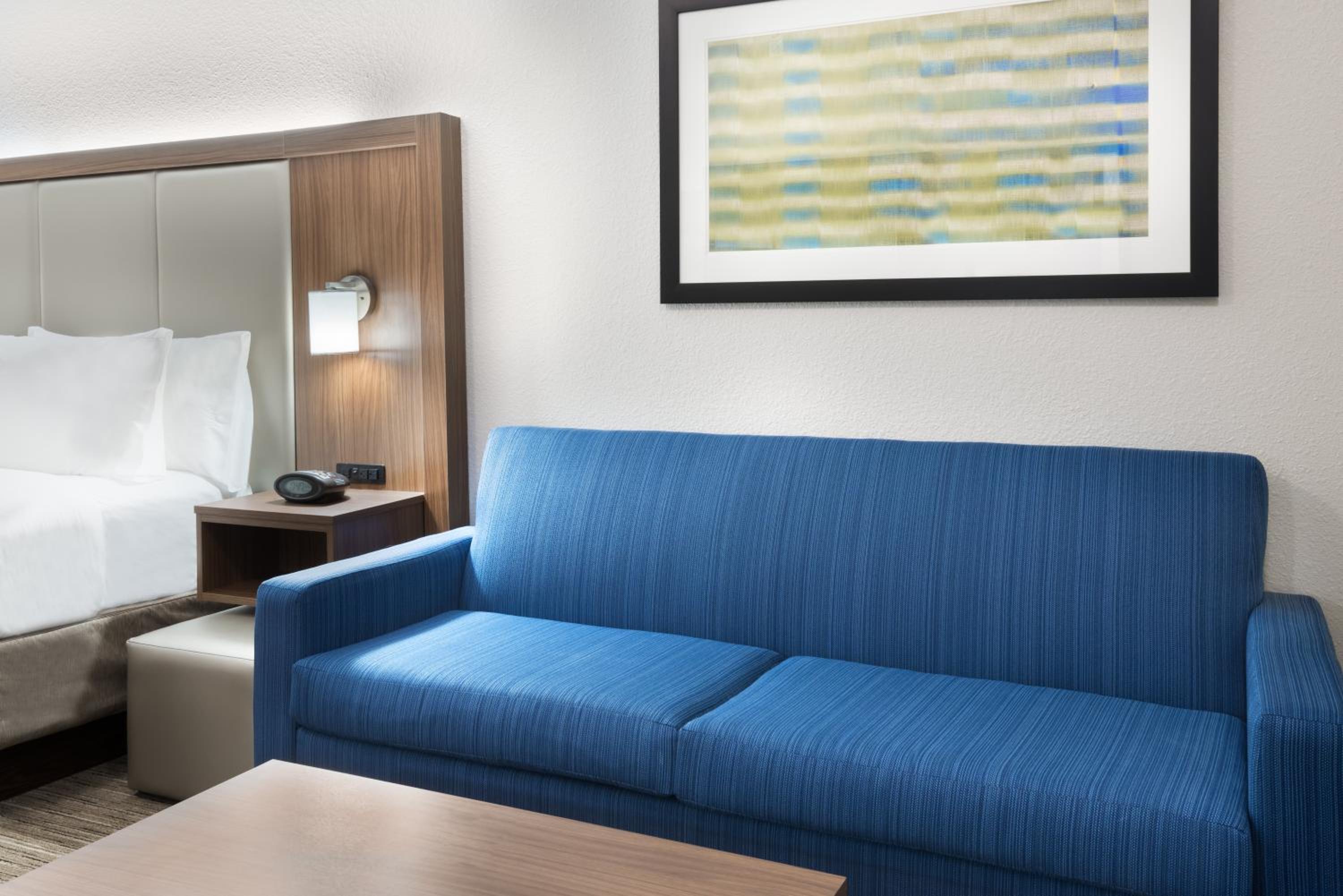 Standard King Room with Sofa Bed - Non-Smoking - Photo 6