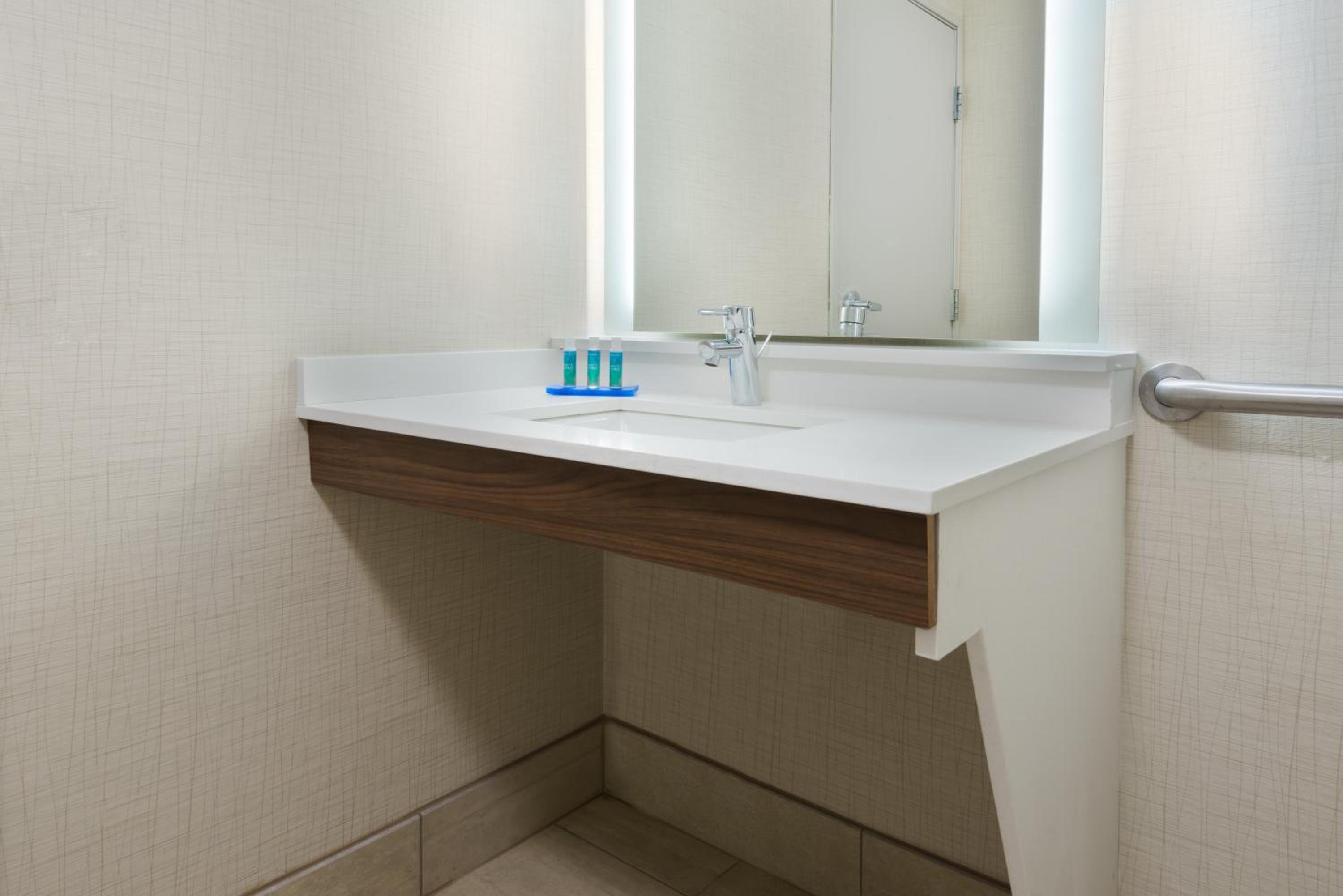 King suite with Bath Tub - hearing Accessible/Non-Smoking - Photo 4