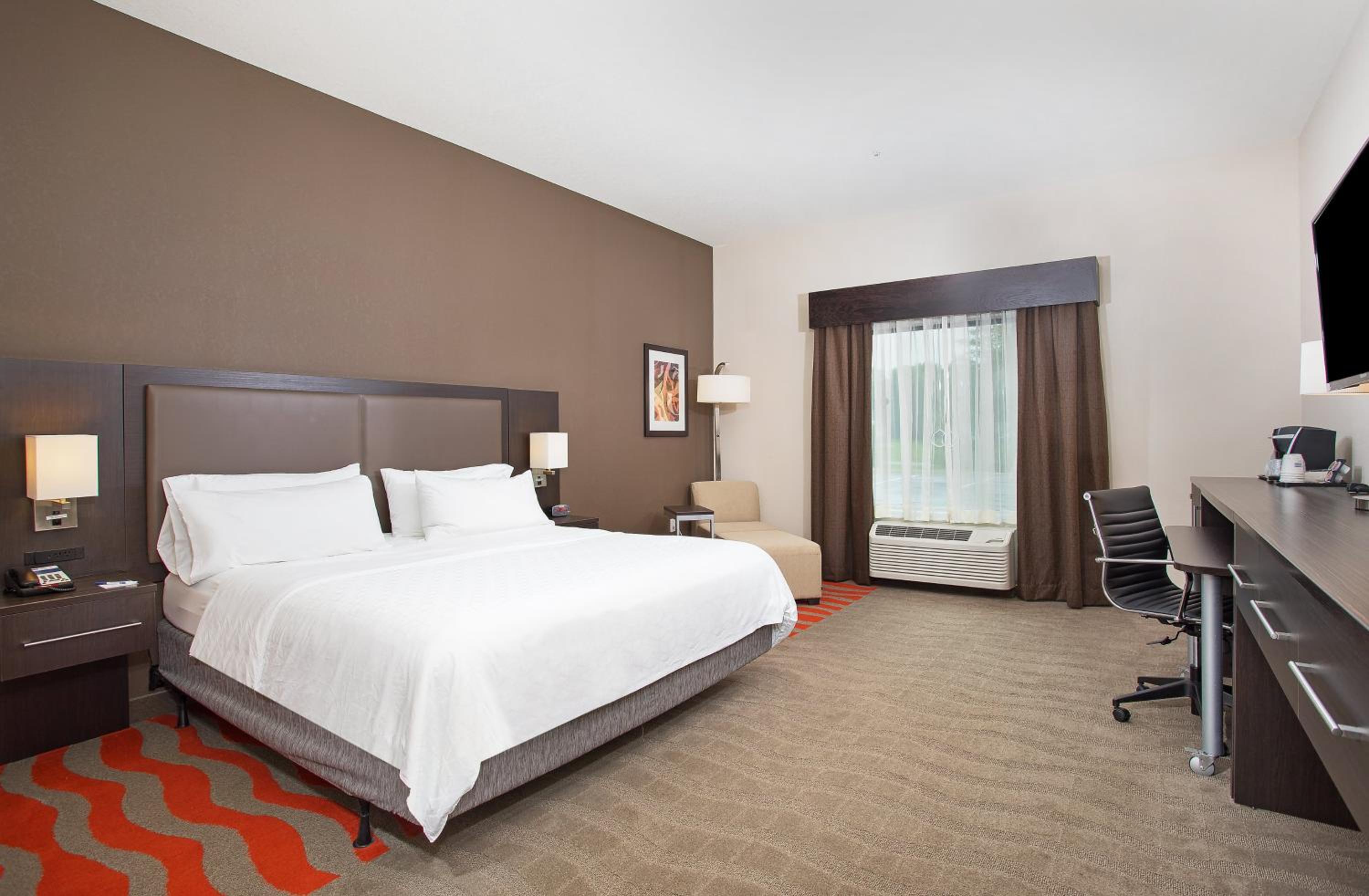 King Suite with Roll-In Shower - Disability Access/Non-Smoking