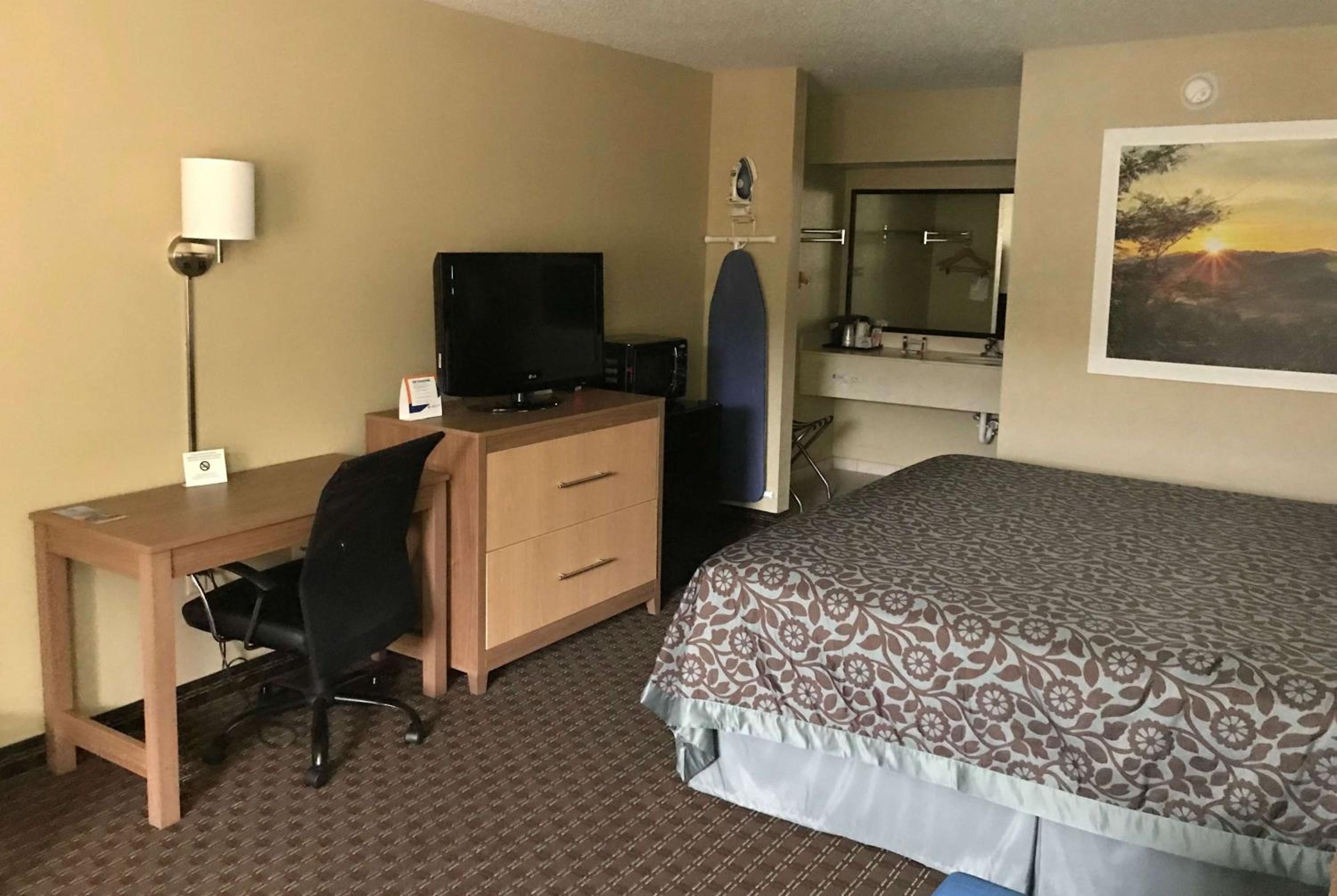 King Room with Bath Tub - Mobility Accessible/Non-Smoking - Photo 1