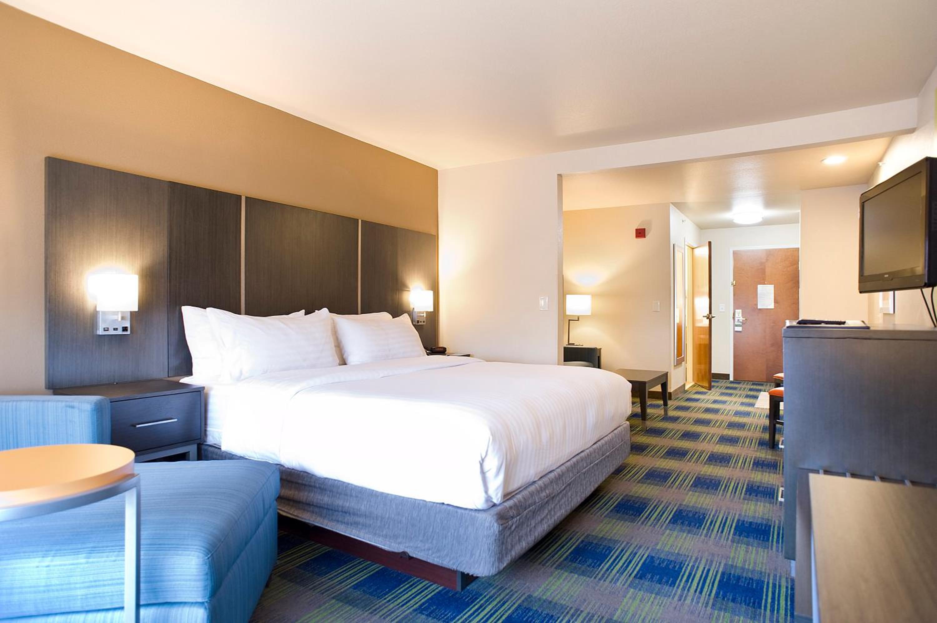 King Suite with Sofa Bed - Photo 4