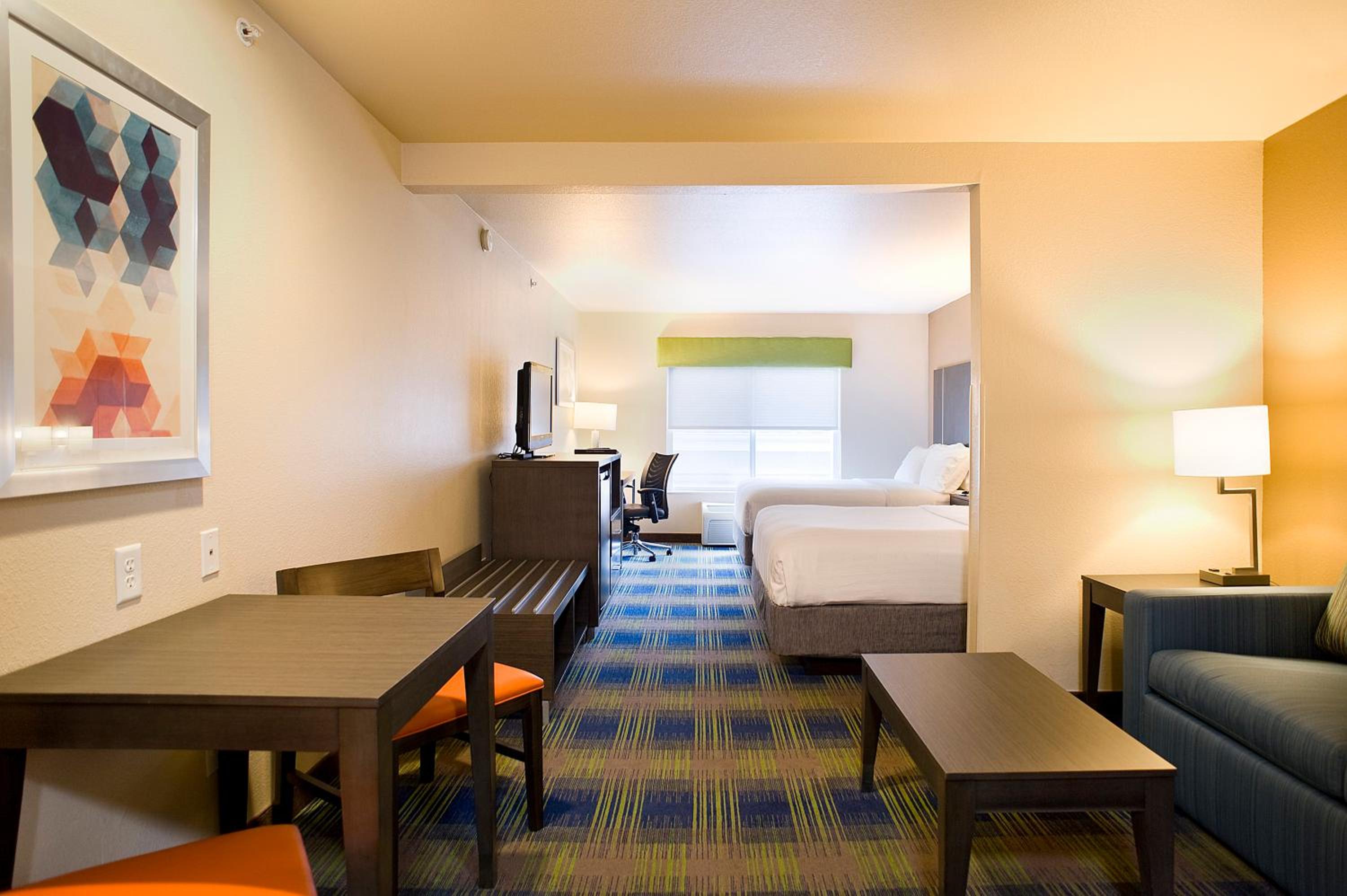 Queen Suite with Two Queen Beds and Sofa Bed - Photo 3