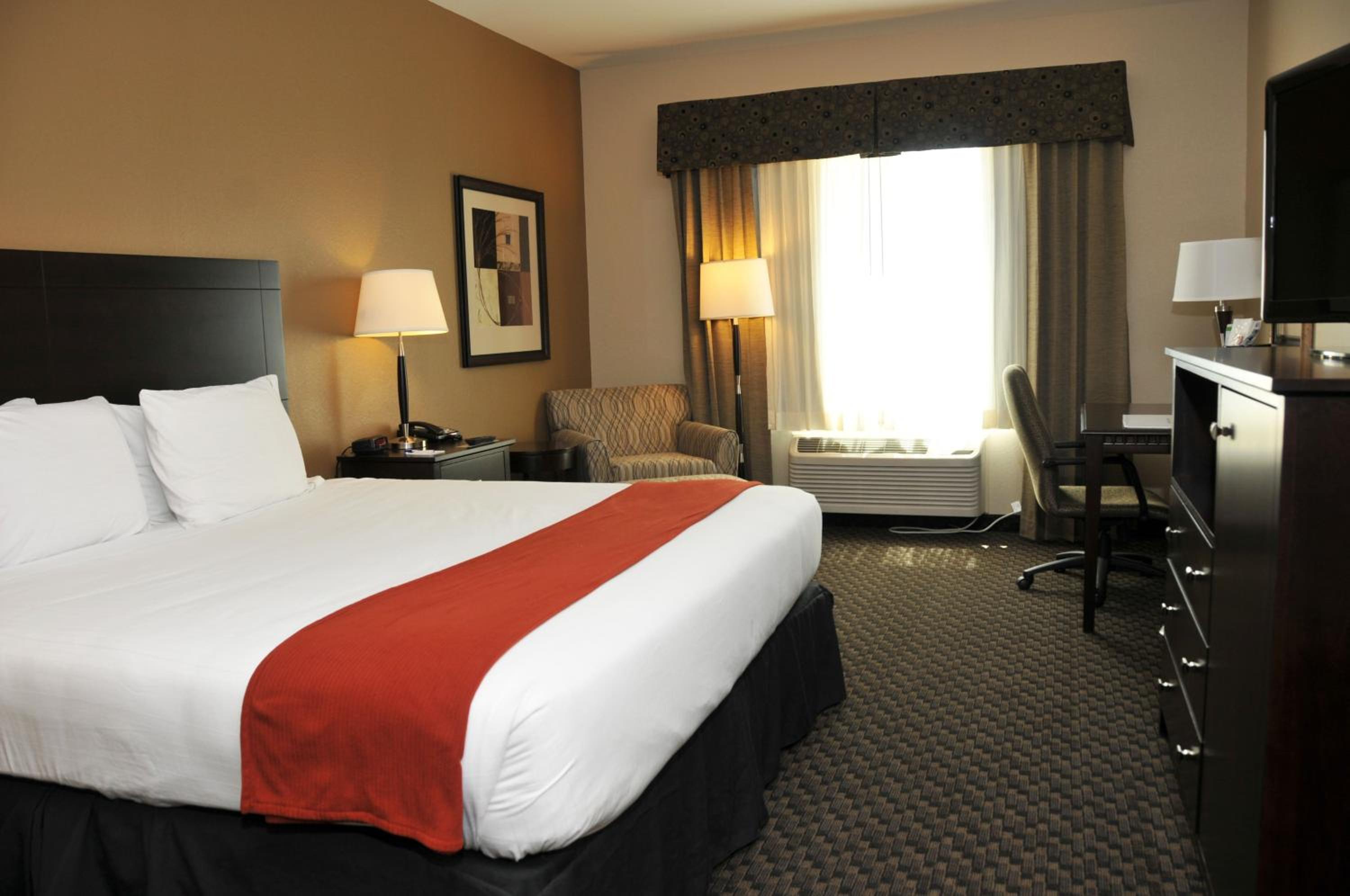 One-Bedroom Suite - Photo 2