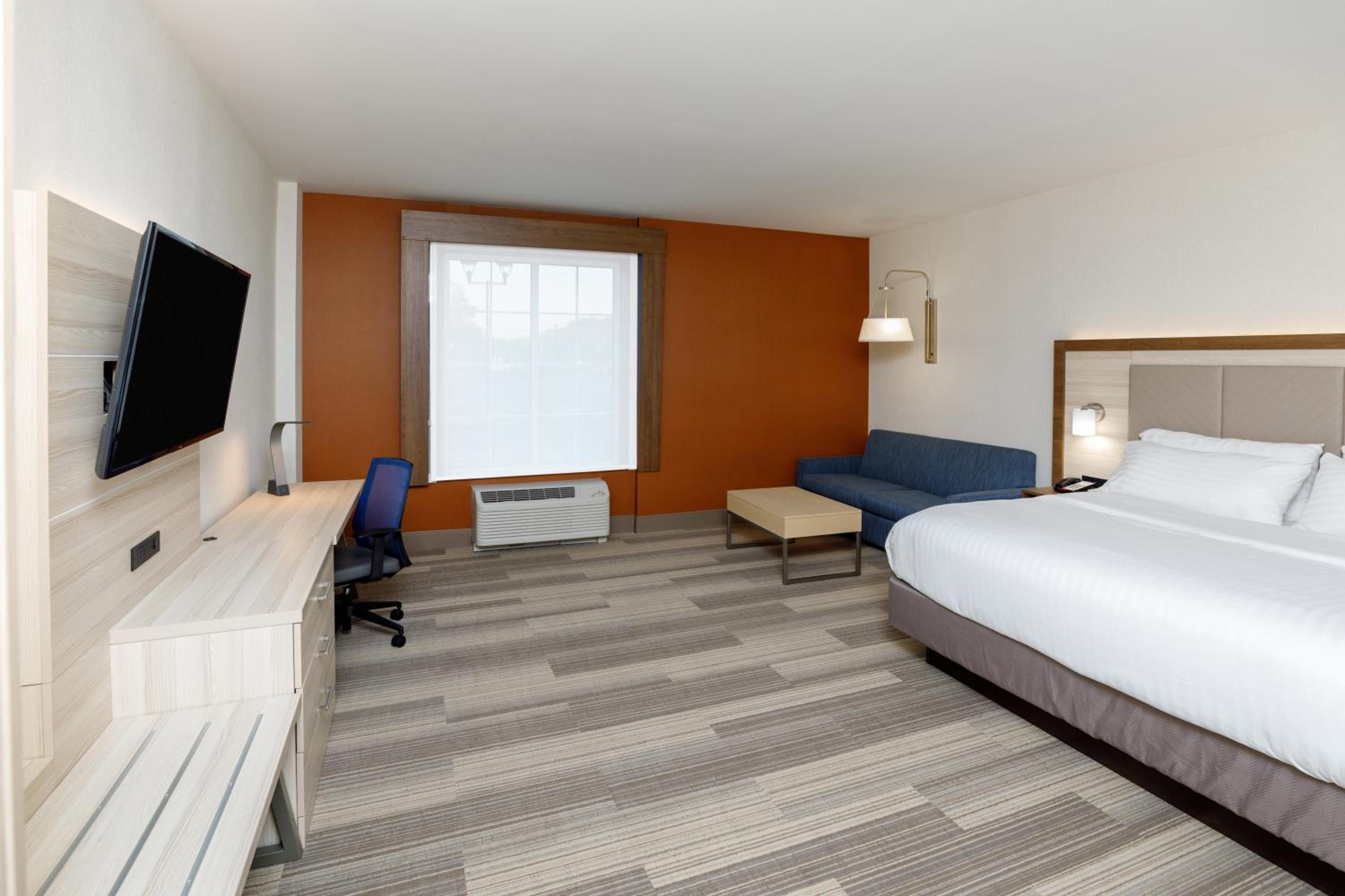 King Suite with Roll-In Shower - Communications/Mobility Accessible photo 3