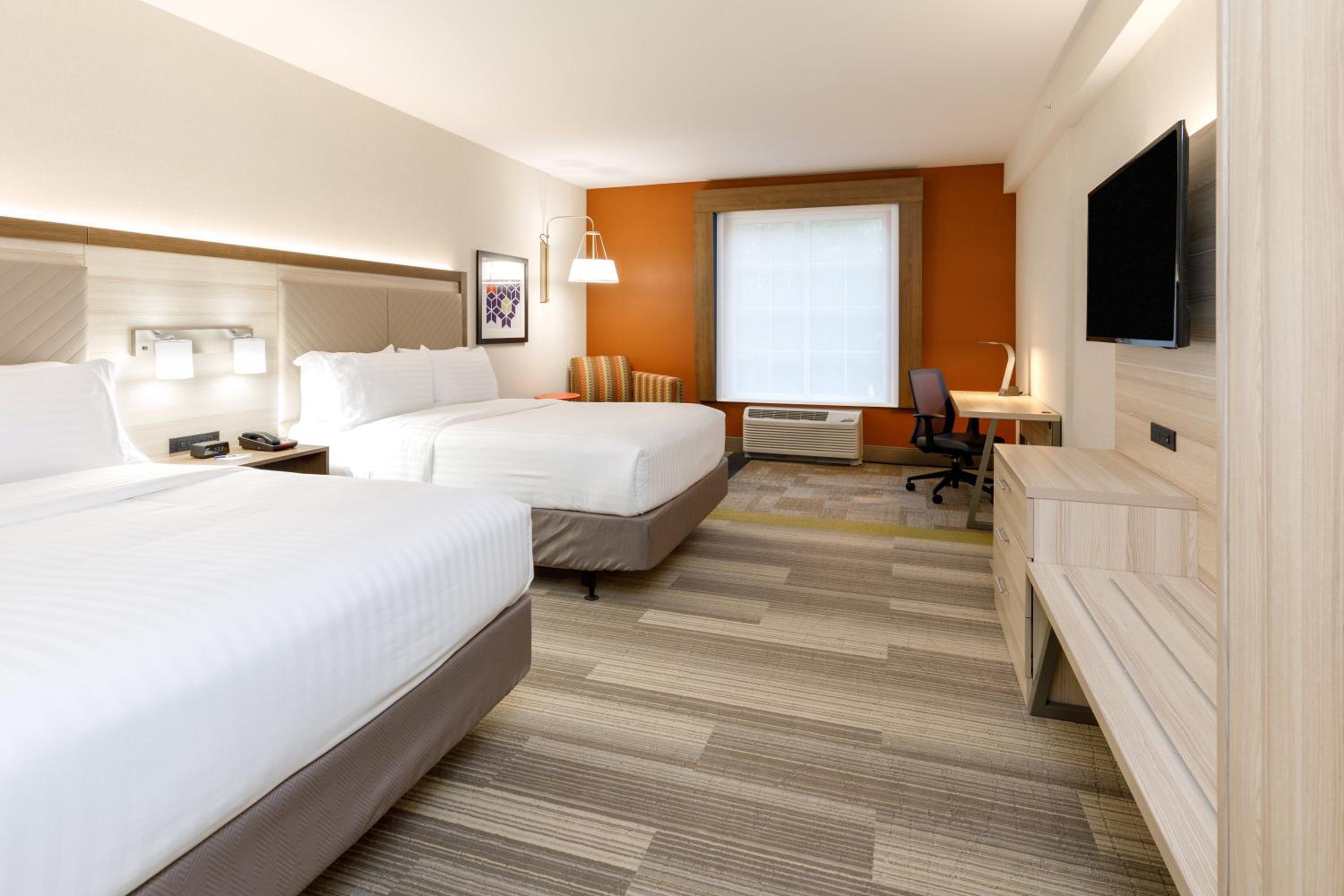 Queen Room - Communications/Mobility Accessible with Transfer Shower photo 2