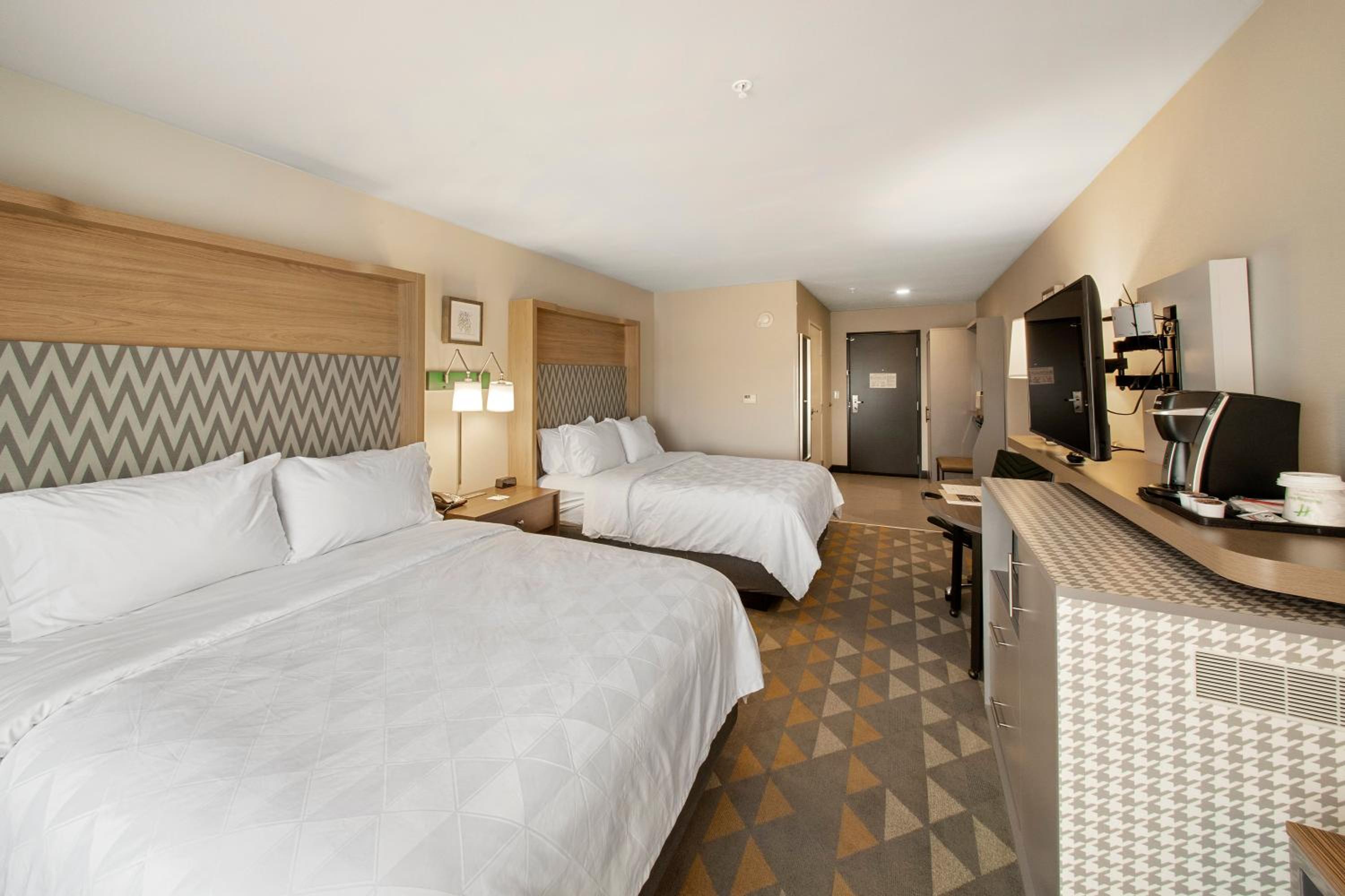 Standard Queen Room with Two Queen Beds and Mobility Accessible Tub