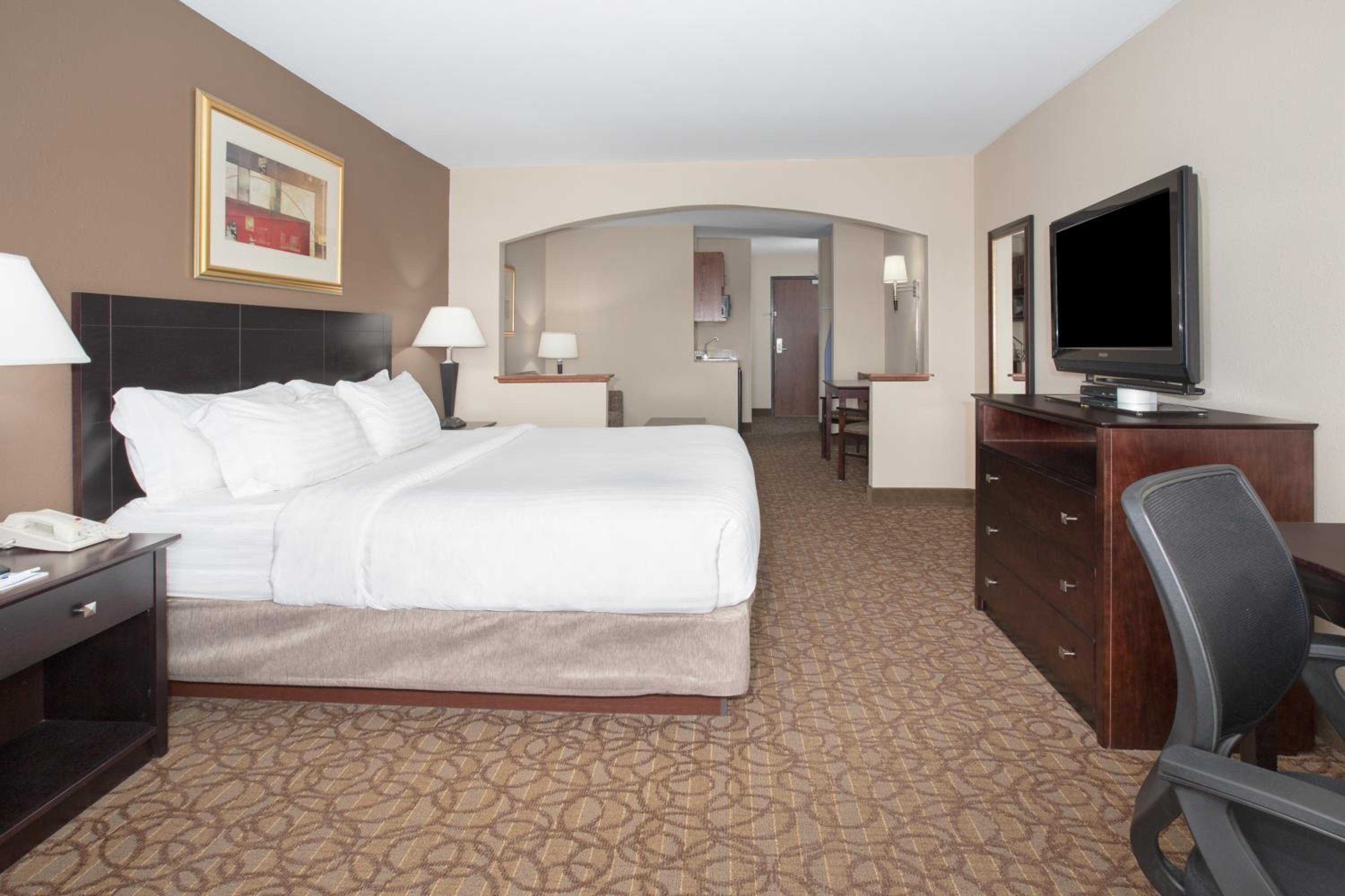 One-Bedroom King Suite - Photo 2