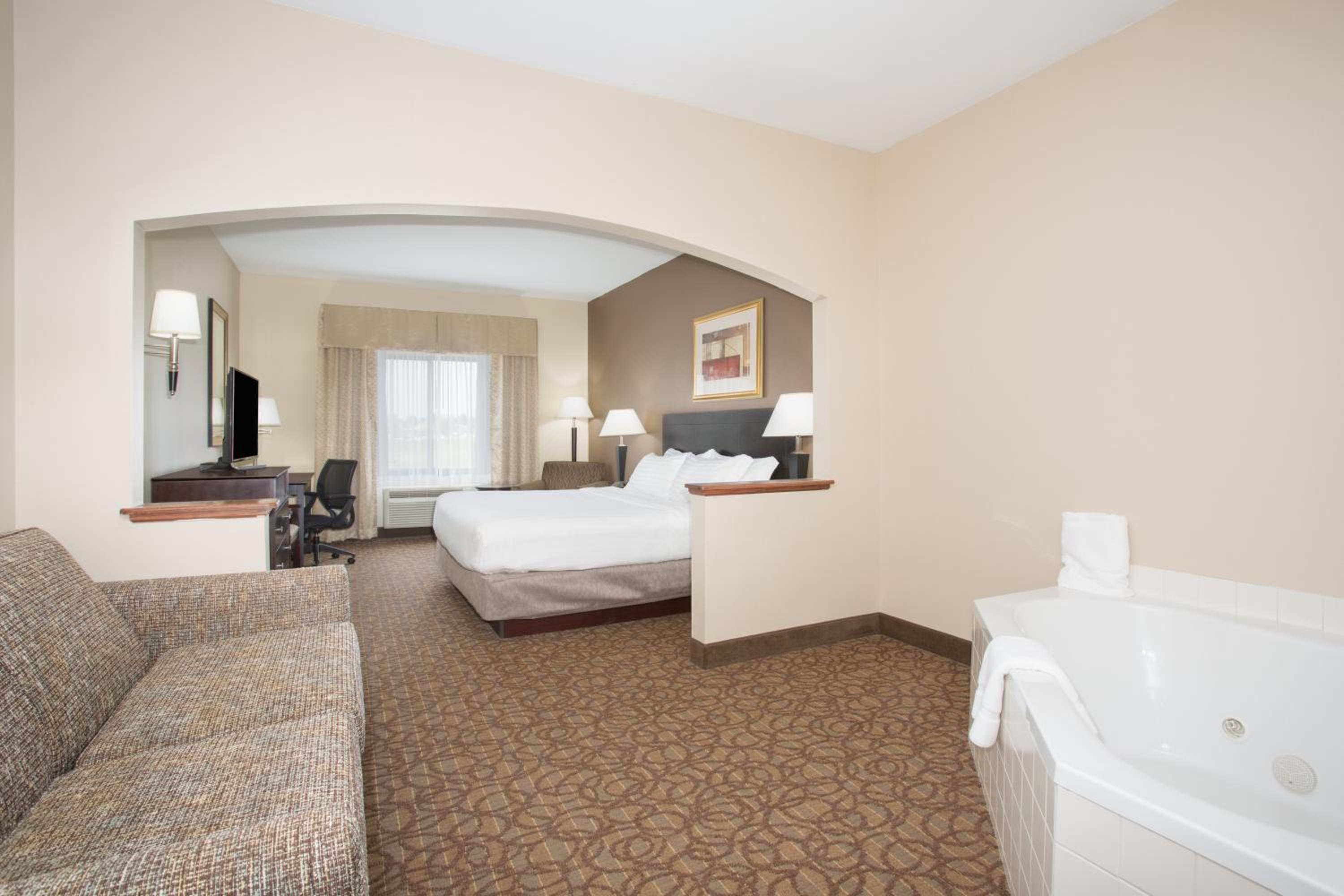 King Suite with Spa Bath - Photo 3