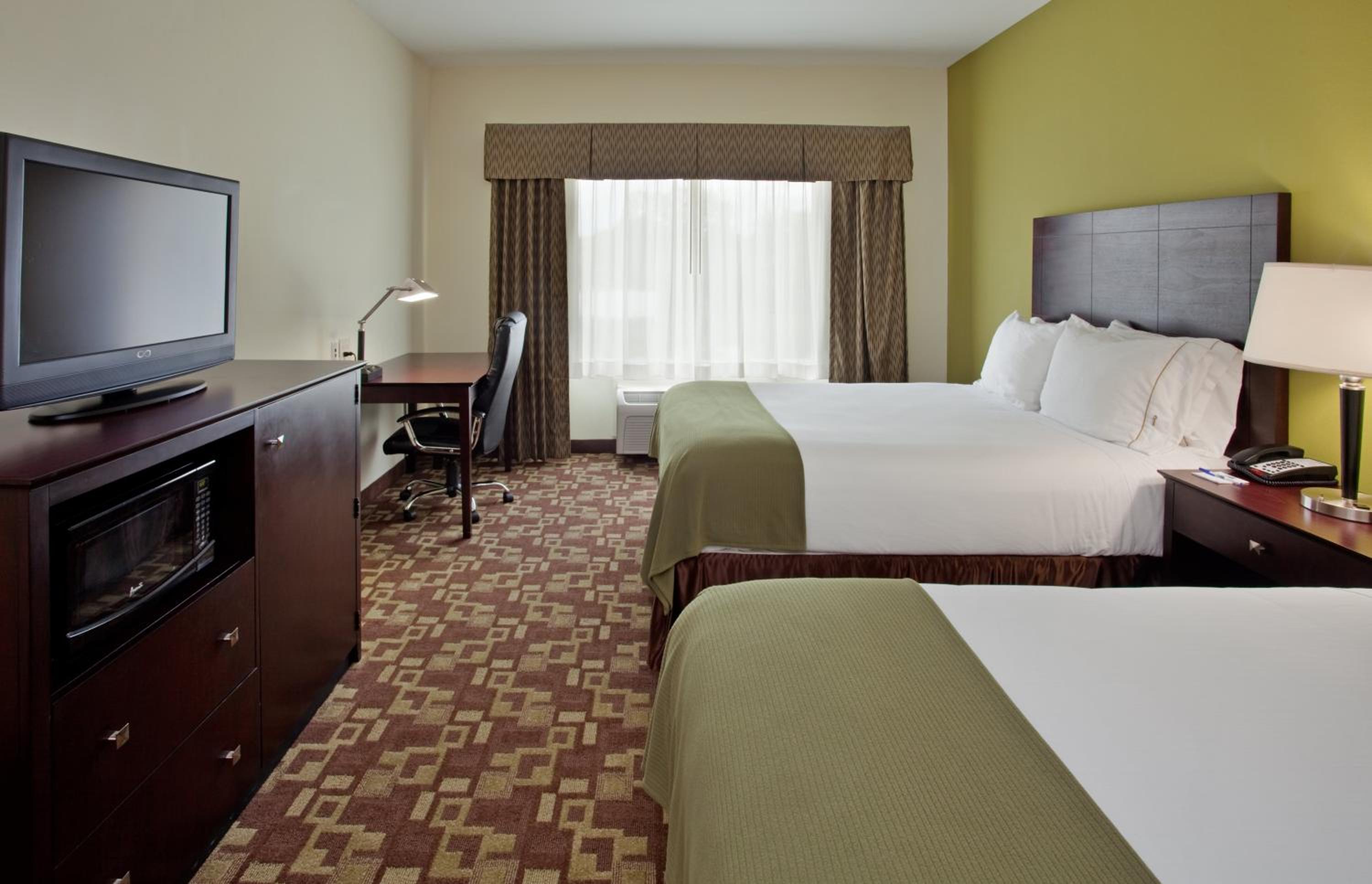 Standard Queen Room with Two Queen Beds photo 1